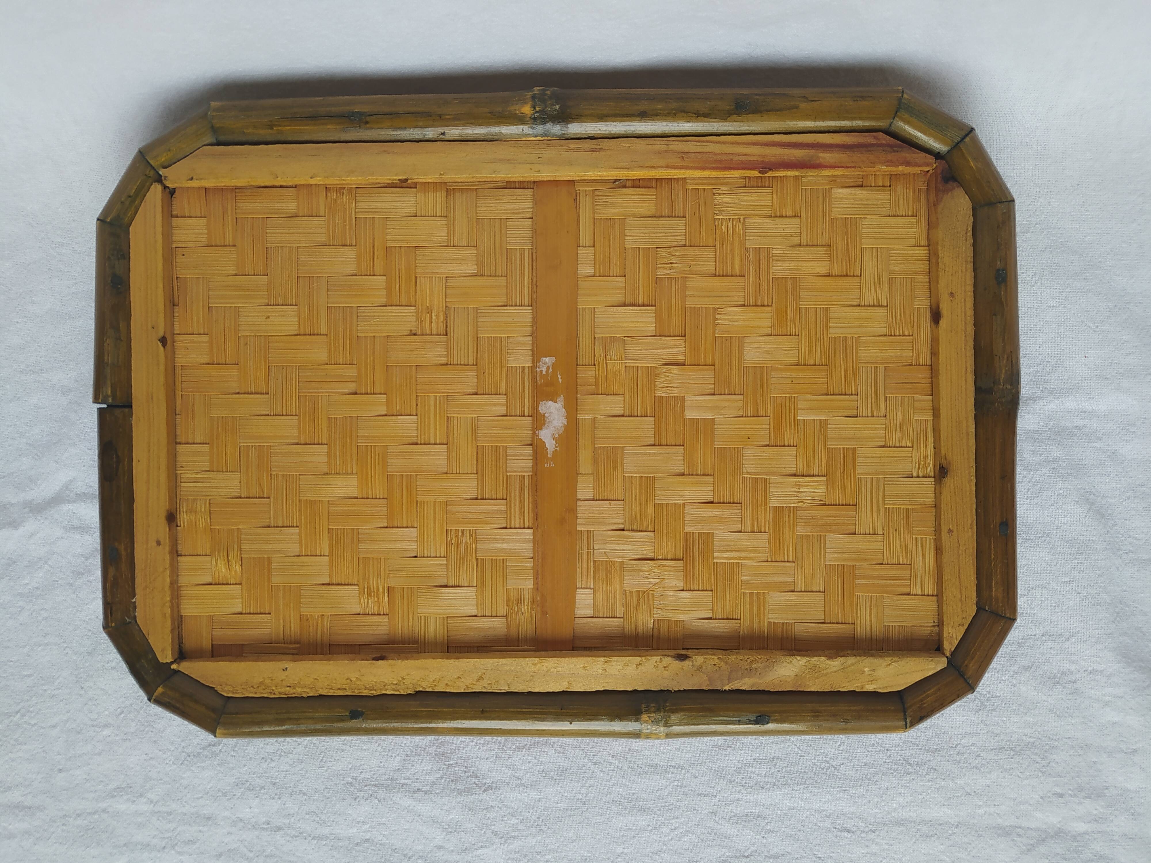 Joli plateau de service en bambou tissé et rotin. Années 70. Vintage.