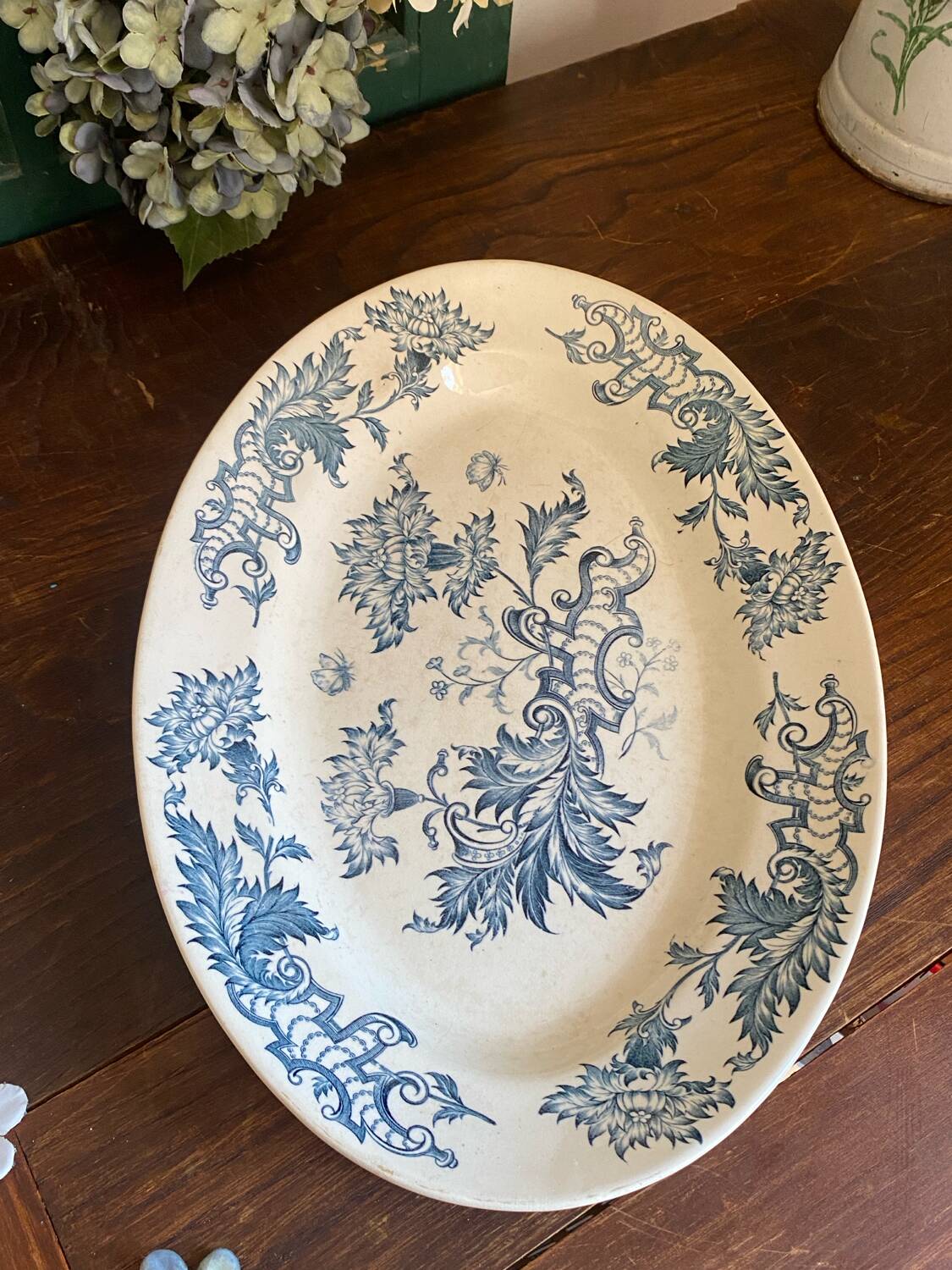 Plat de service ovale en terre de fer, Longwy, XIXe