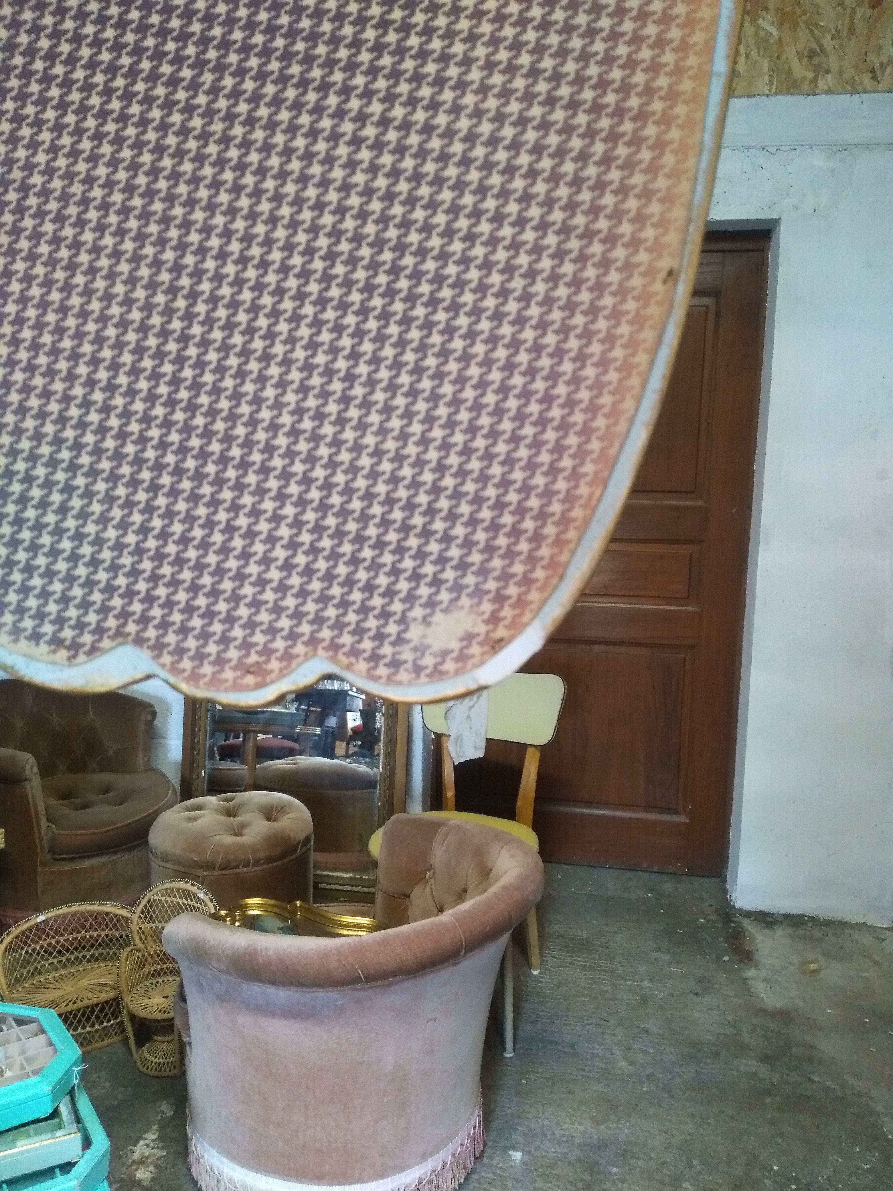 Golden mirror 68x43 cm