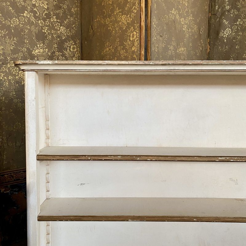 Painted wooden bibus