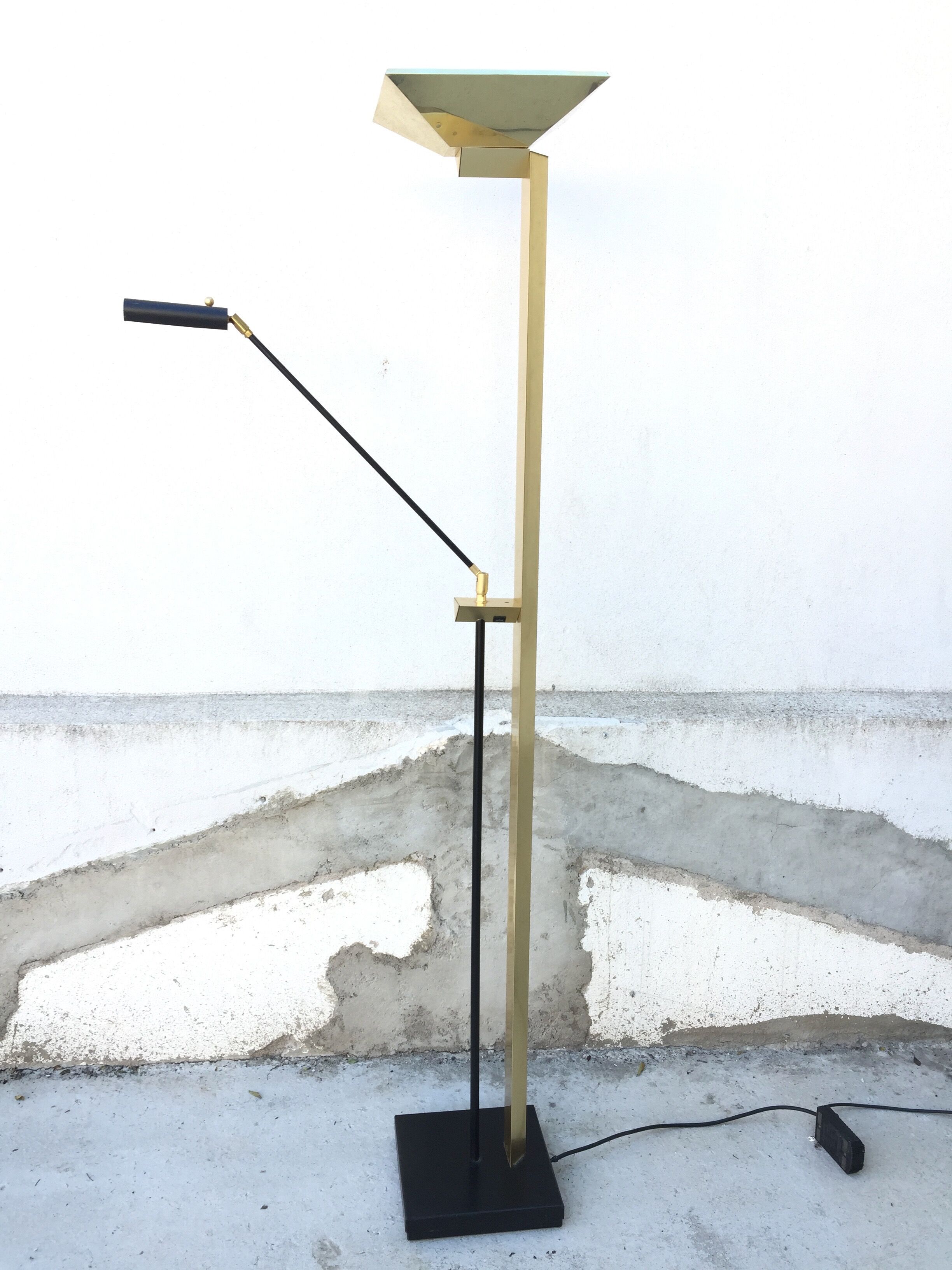 Hallogenous floor lamp with articulated arm