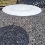 Iron garden table, 117cms in diameter