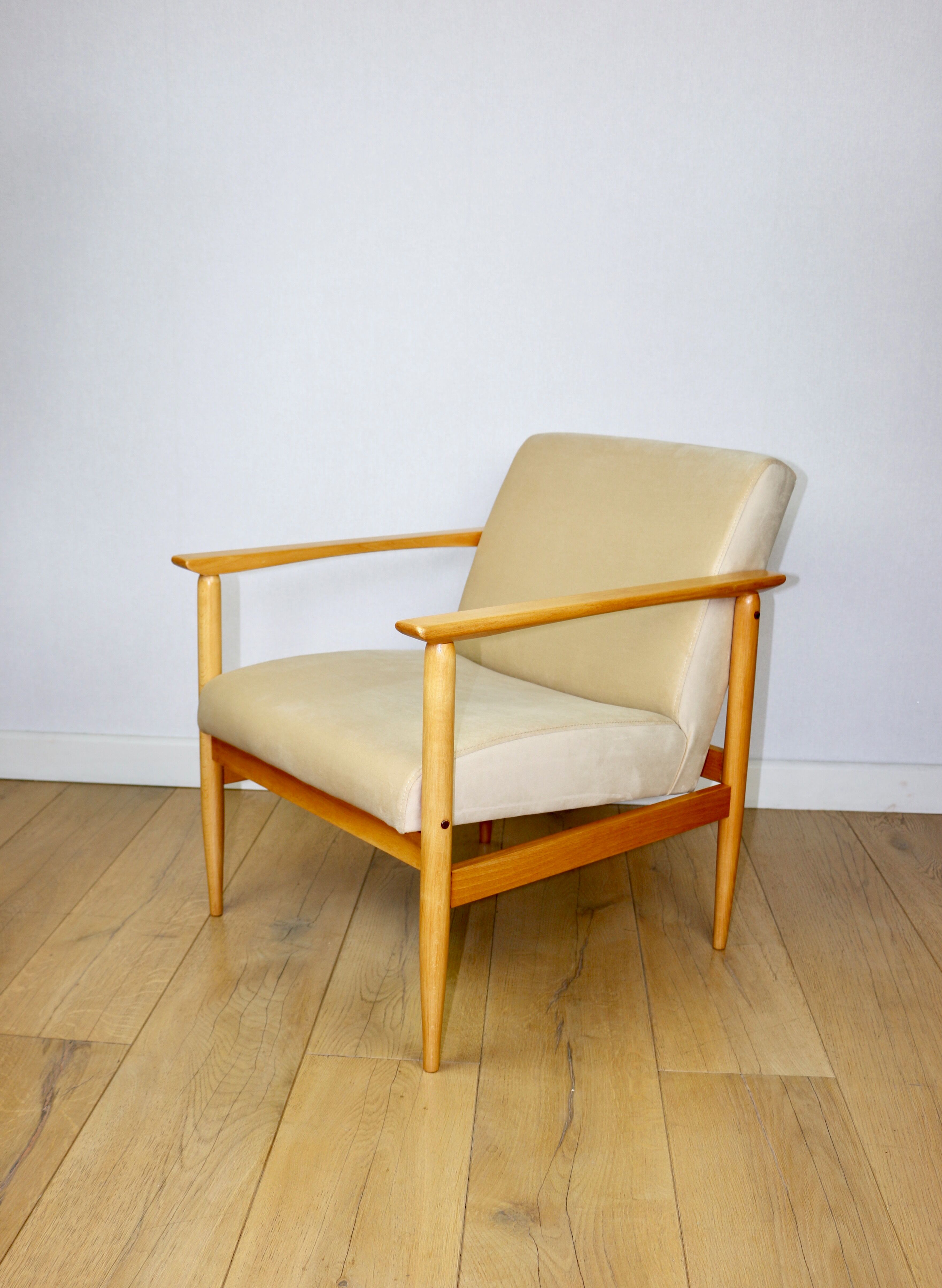 Vintage Loft armchair 70s light beige - velvet fabric - natural beech wood