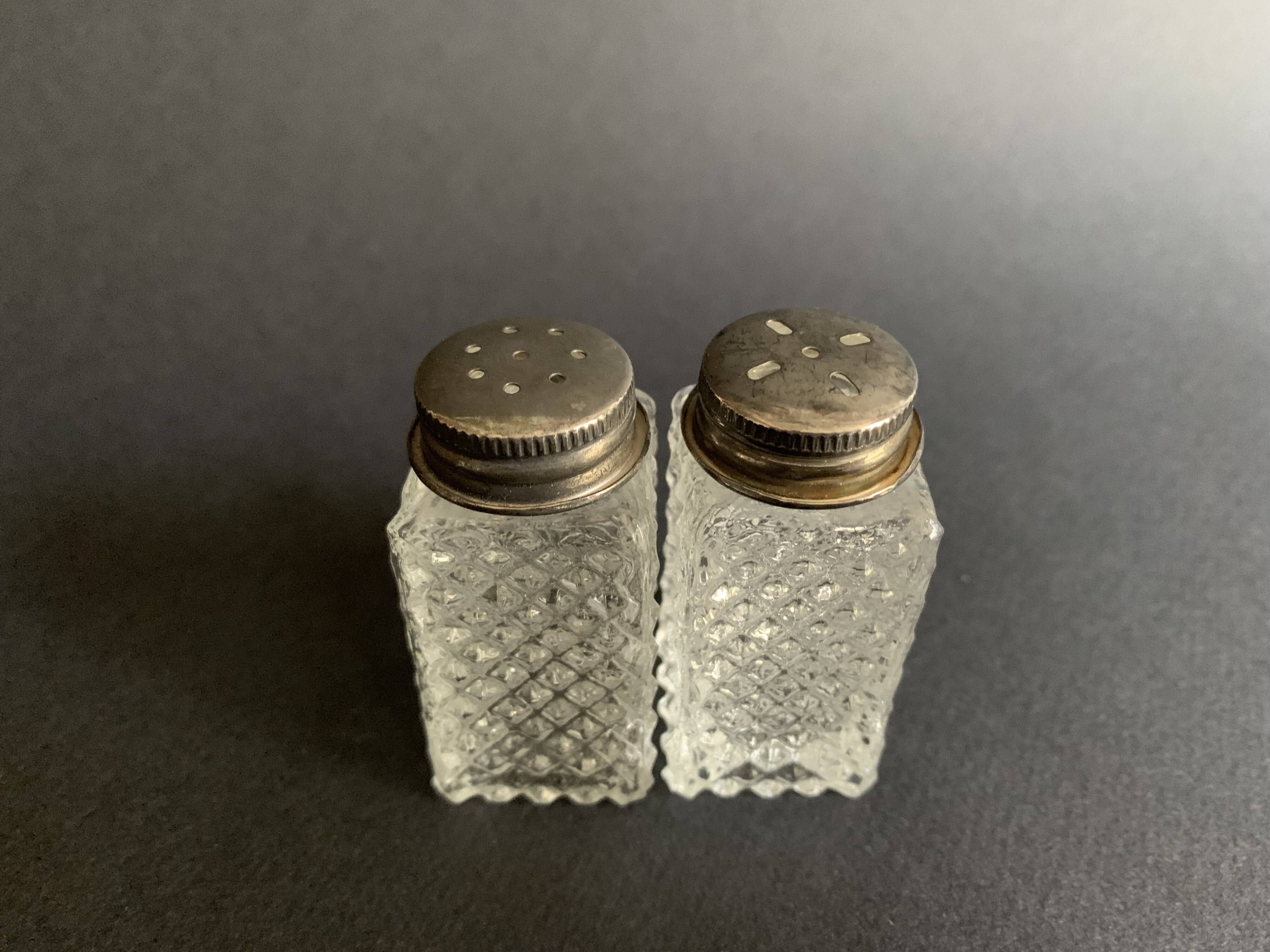 Salière et poivrières en verre pointe de diamant des années 60