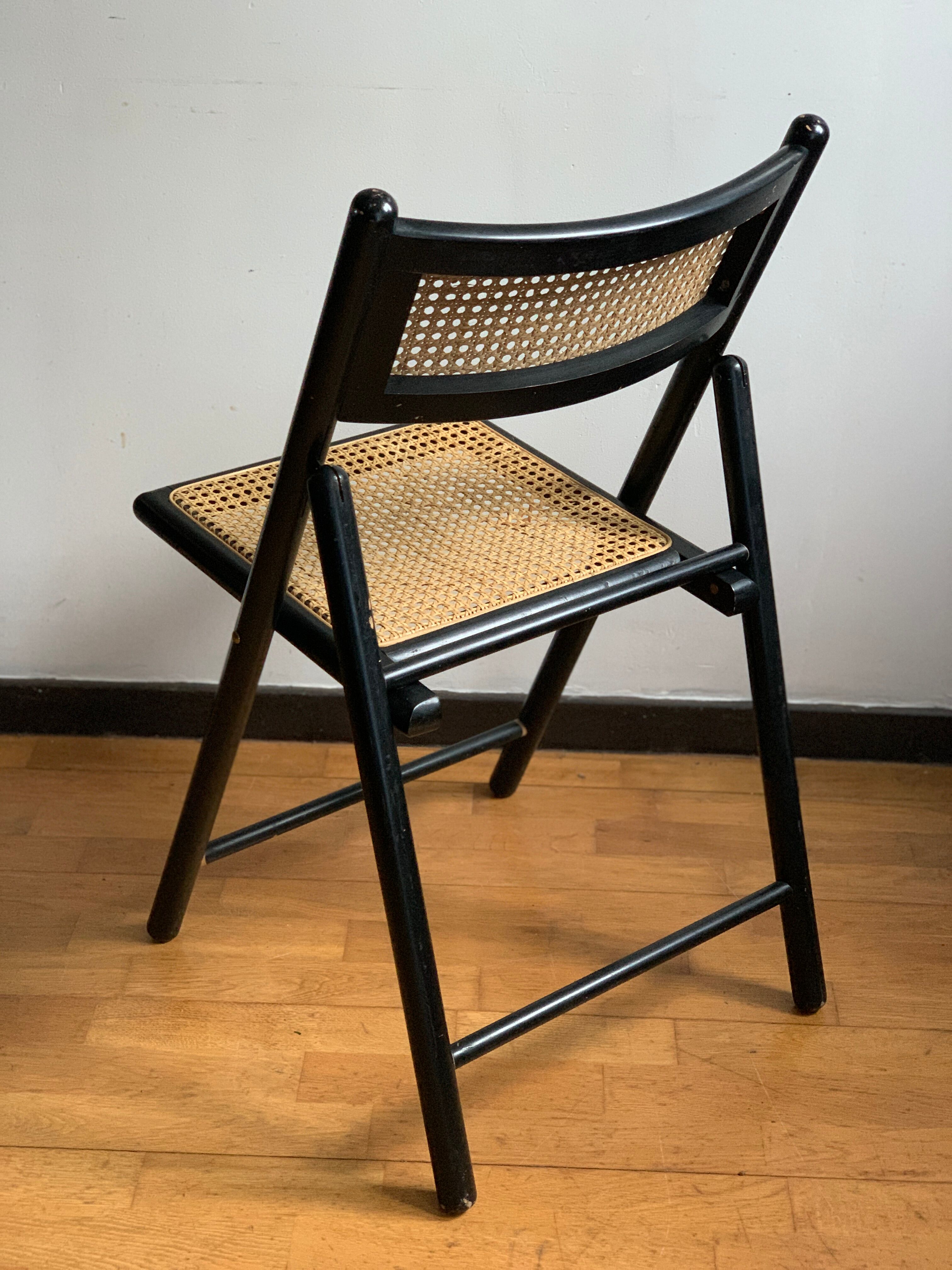 Folding canned chair