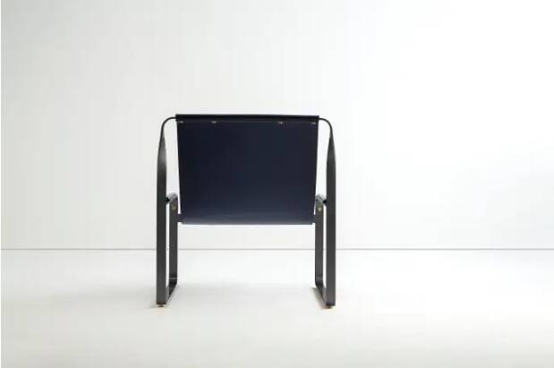 Contemporary exclusive chaise longue in black metal and navy blue leather.