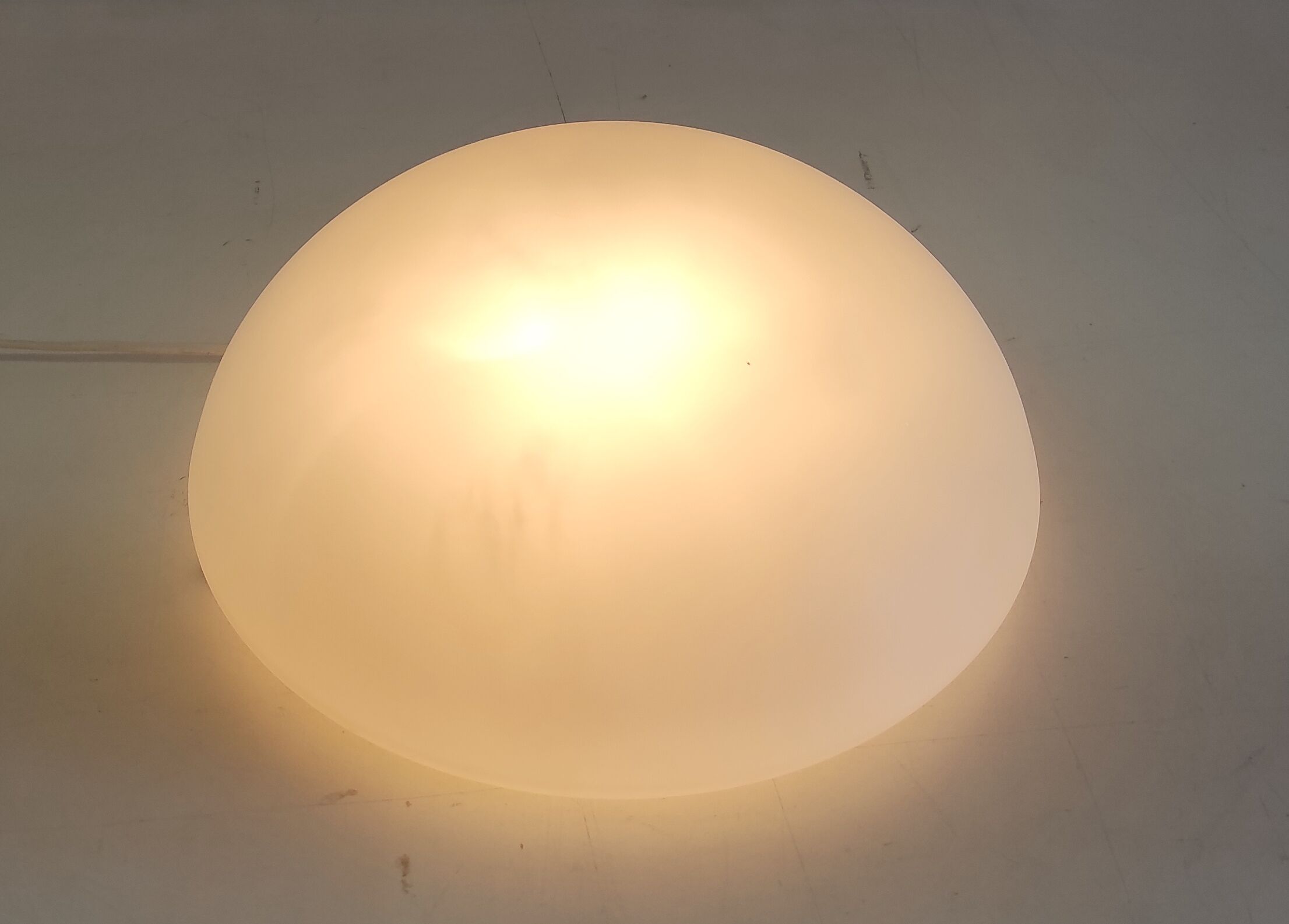 Plafonnier applique en verre blanc sablé diam. 30 cm– années 60/70