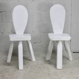 Paire de chaises tripodes, assises à la gouge. Brutalistes, circa 1960. Bois peint.