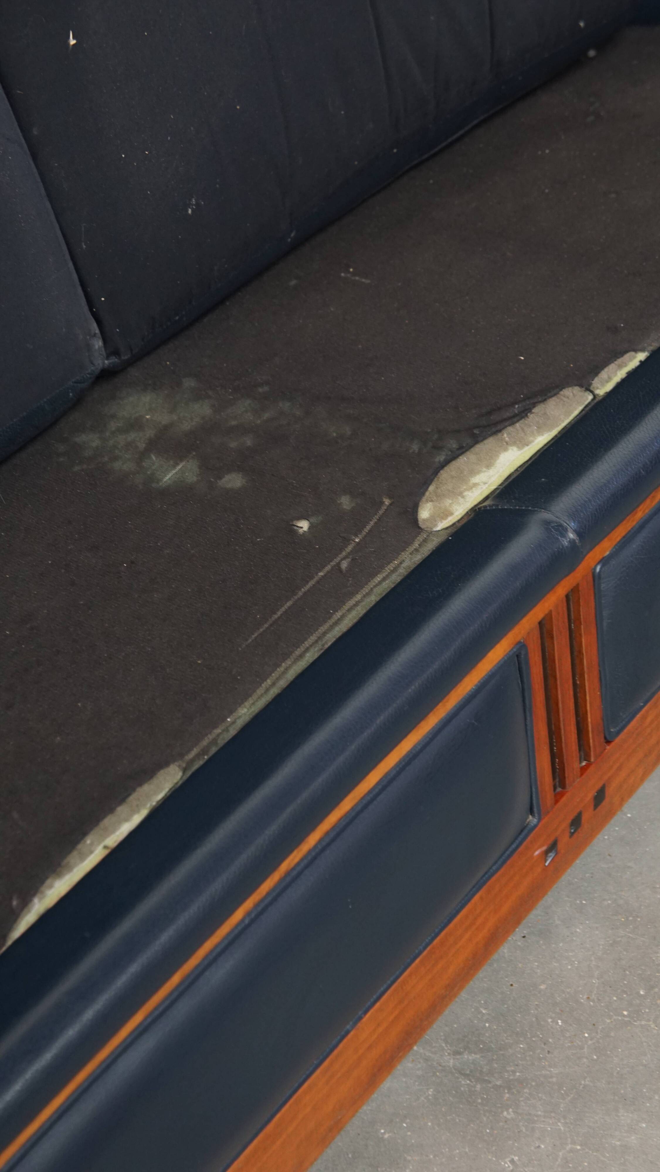 Canapé Art Déco 2,5 places avec boiseries et cuir de vachette bleu foncé