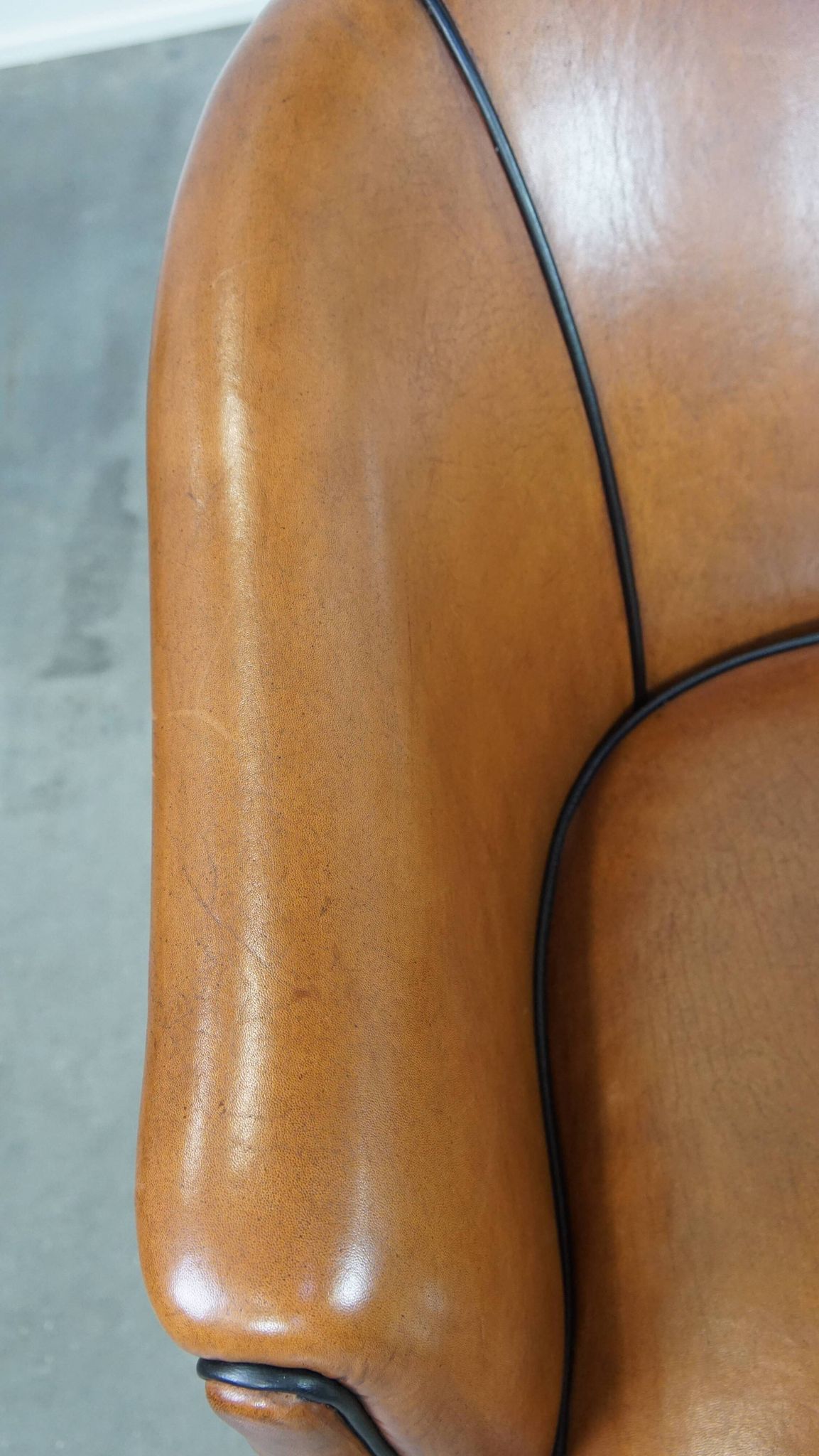 Set of 2 sheep leather club chairs finished with black piping
