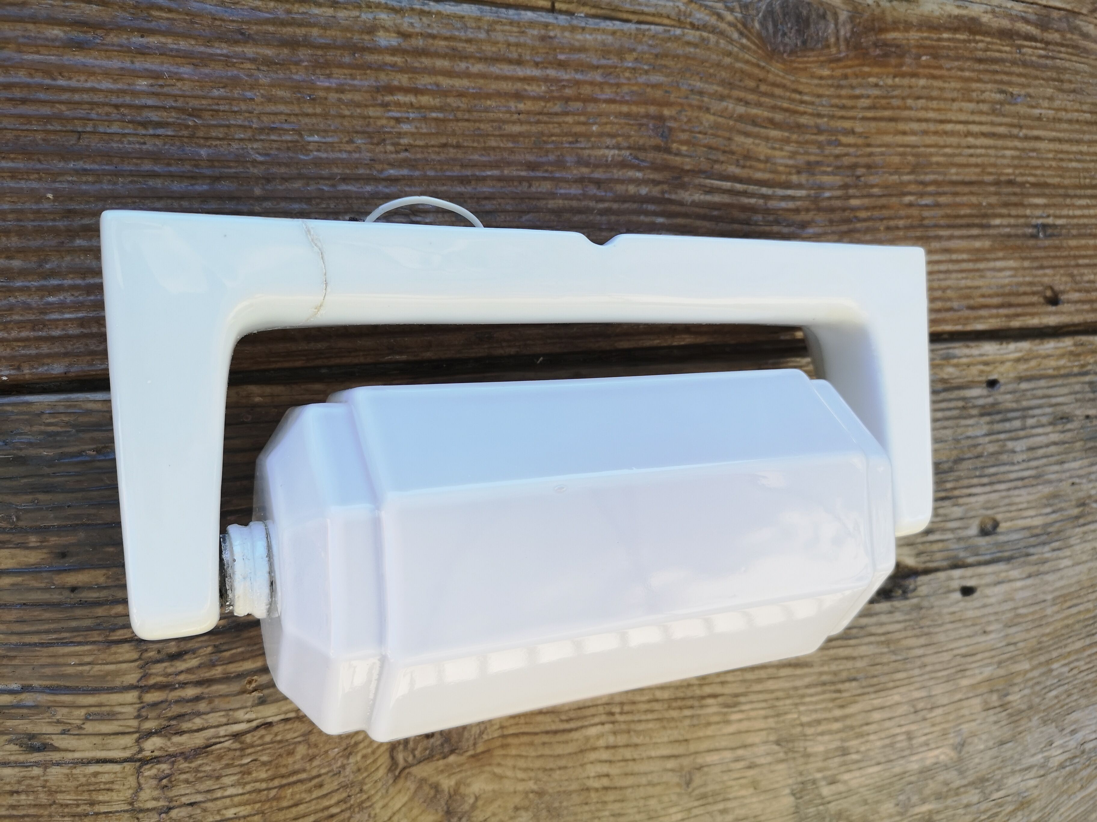 Art deco bathroom apply in porcelain and white opaline