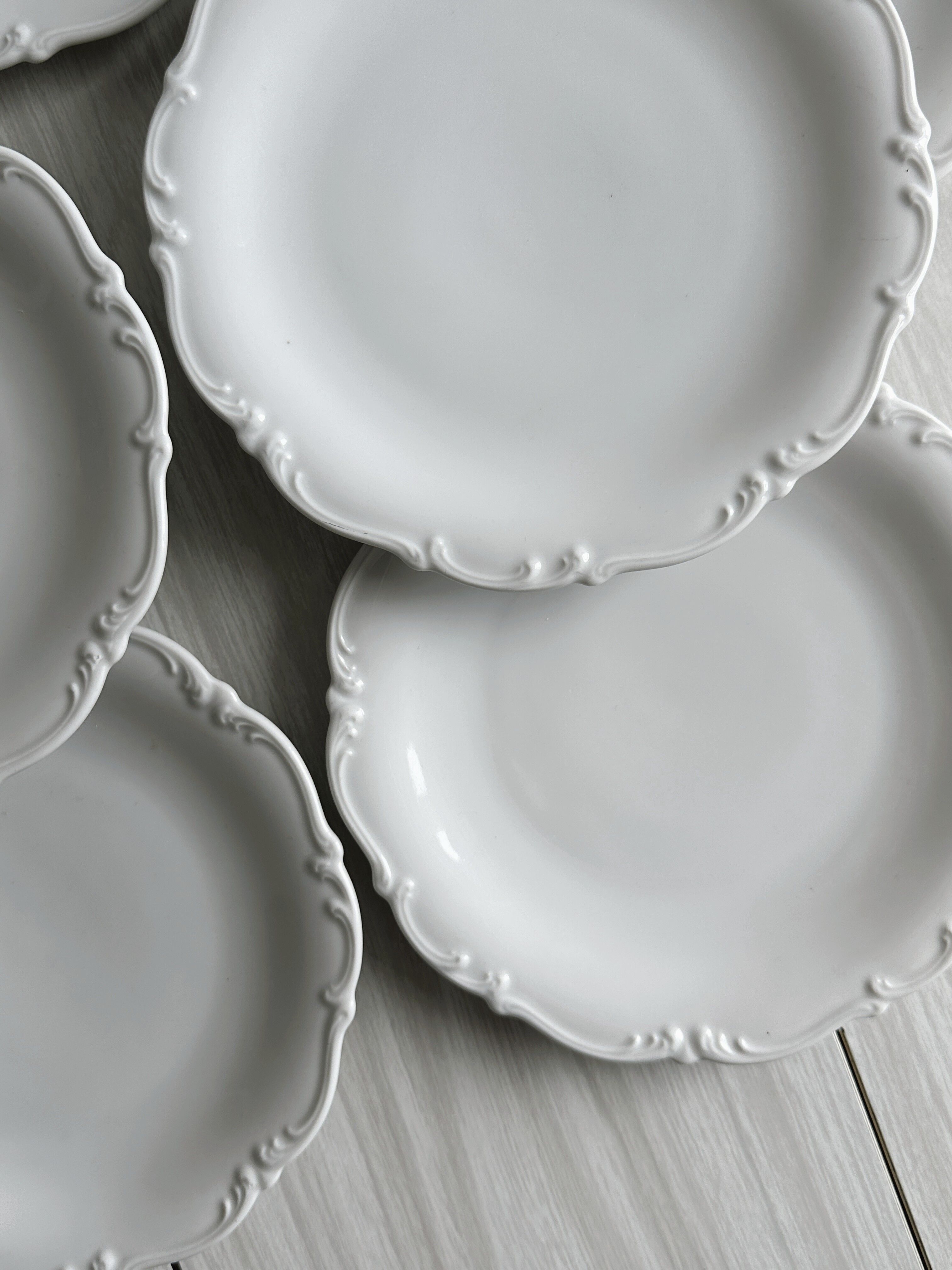 7 assiettes anciennes en porcelaine blanche