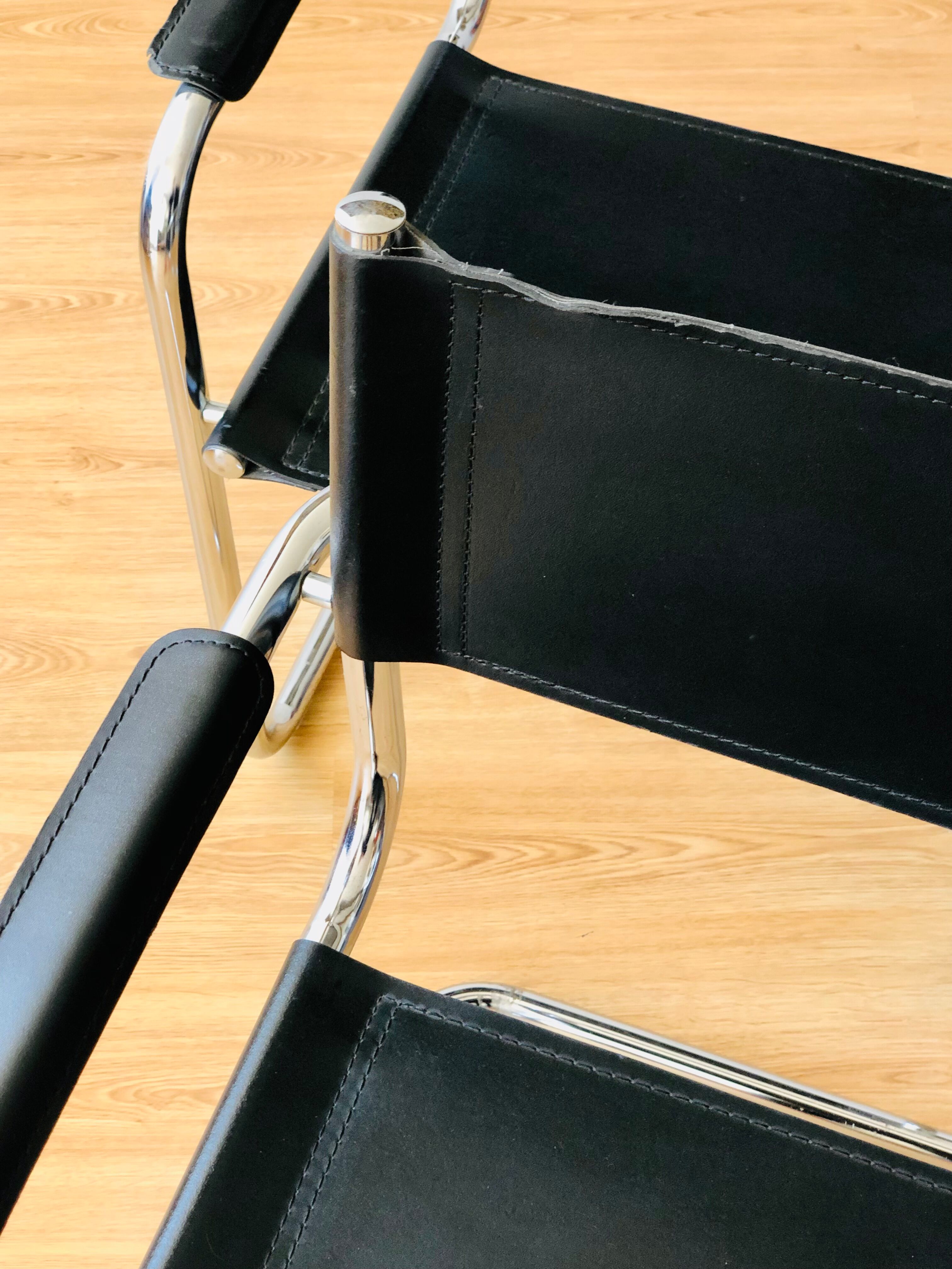 Pair of tubular armchairs in metal and leather Style Marcel Breuer