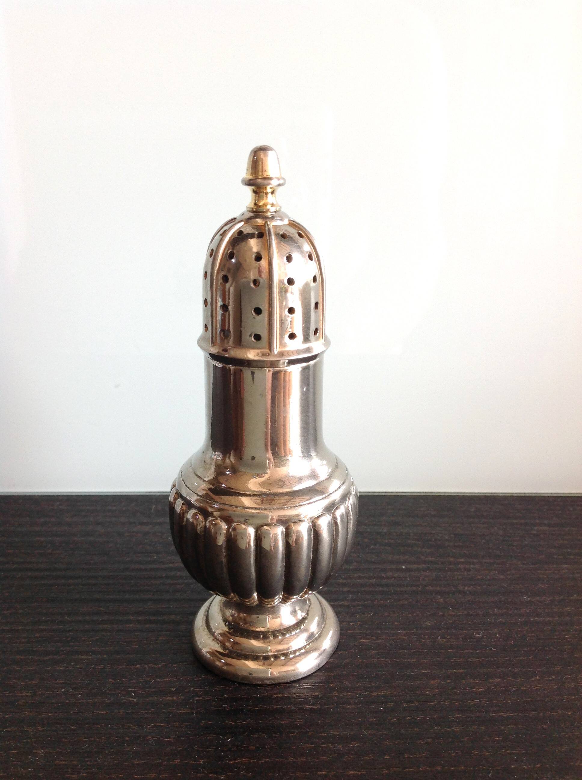 Silver metal salt shaker / 60s-70s