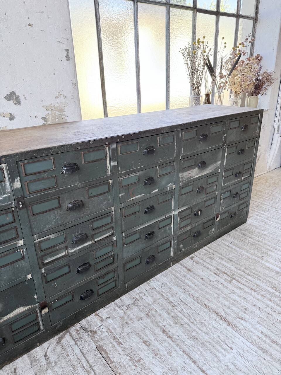Patinated blue workshop furniture with XL drawers in oak and beech.
