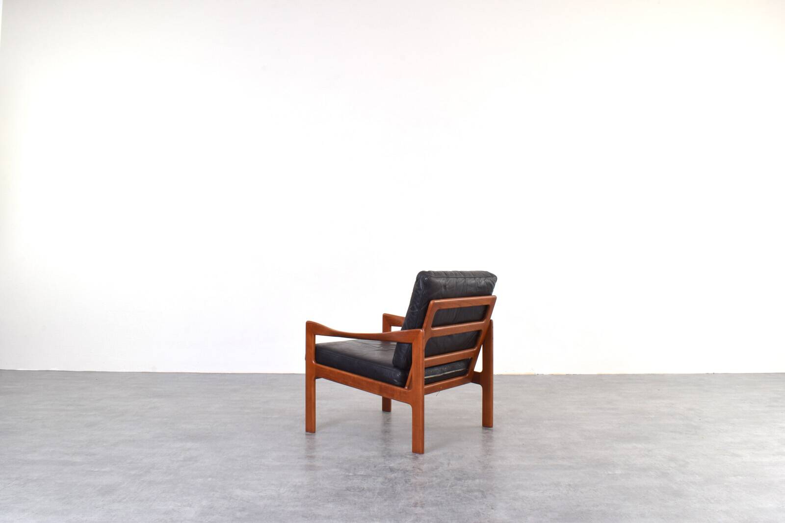 Fauteuil lounge vintage en teck par Illum Wikkelsø pour Niels Eilersen, 1960.
