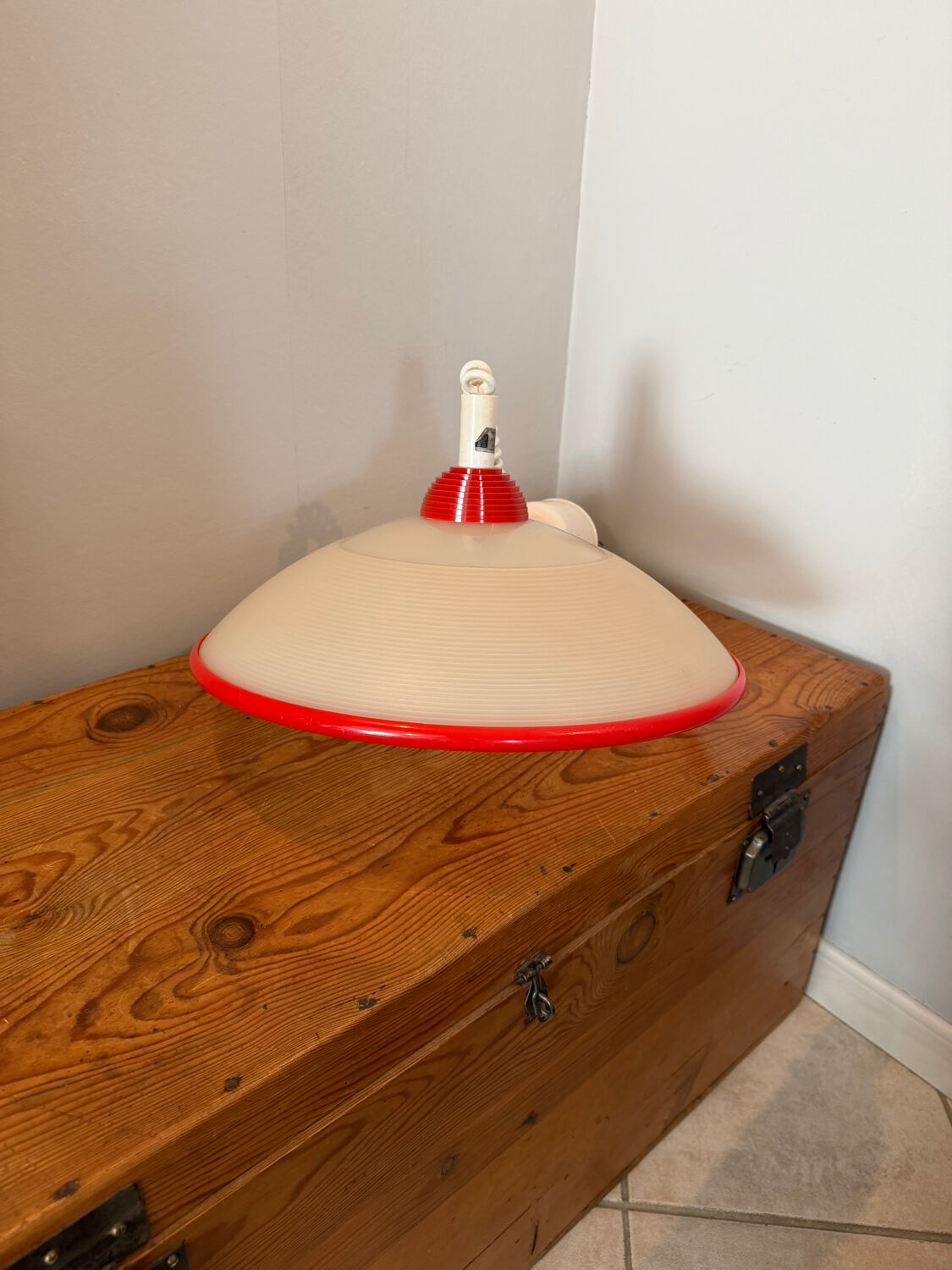 Suspension design Memphis red and white vintage model from the 80s.