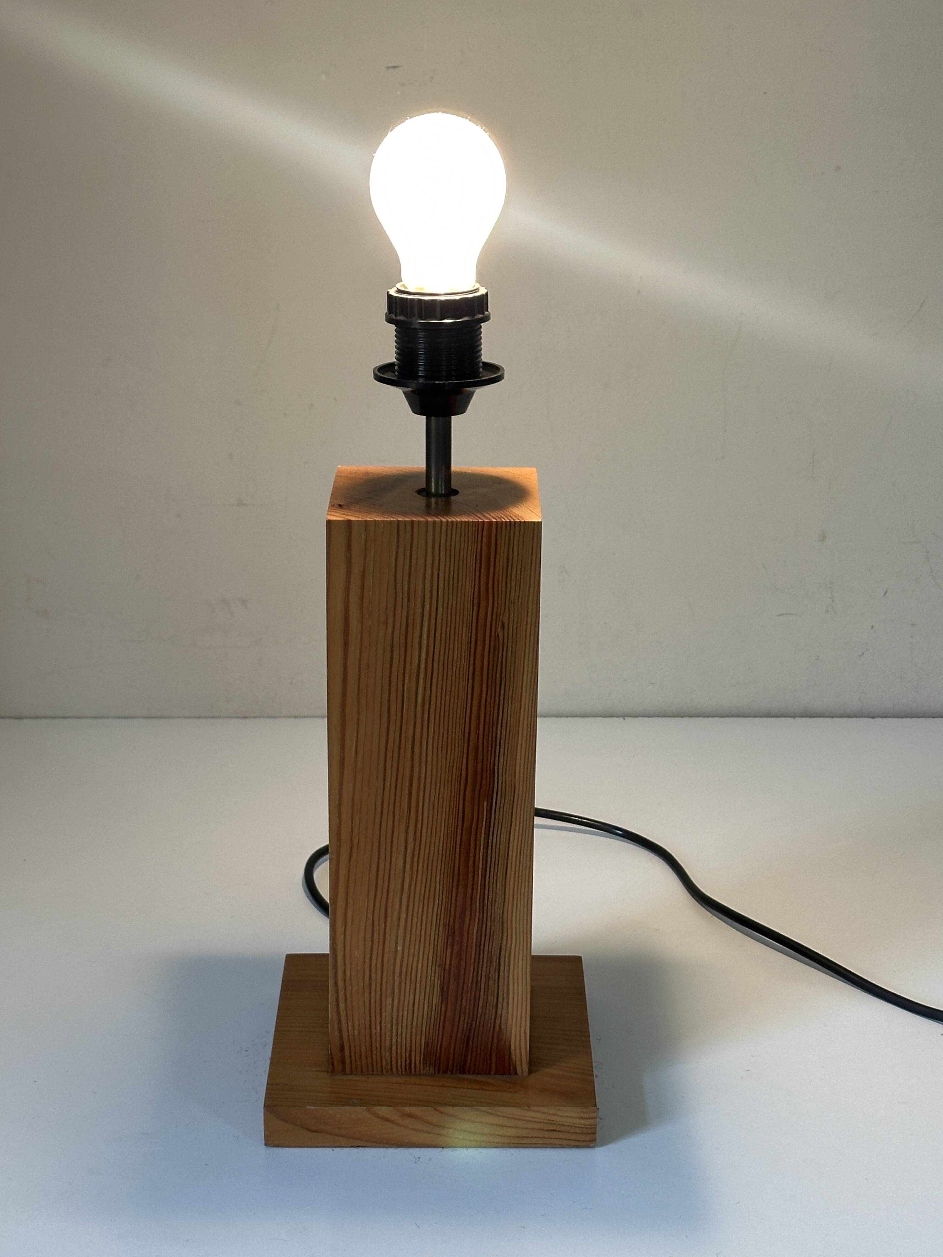 Lampe en pin vintage design années 70 80