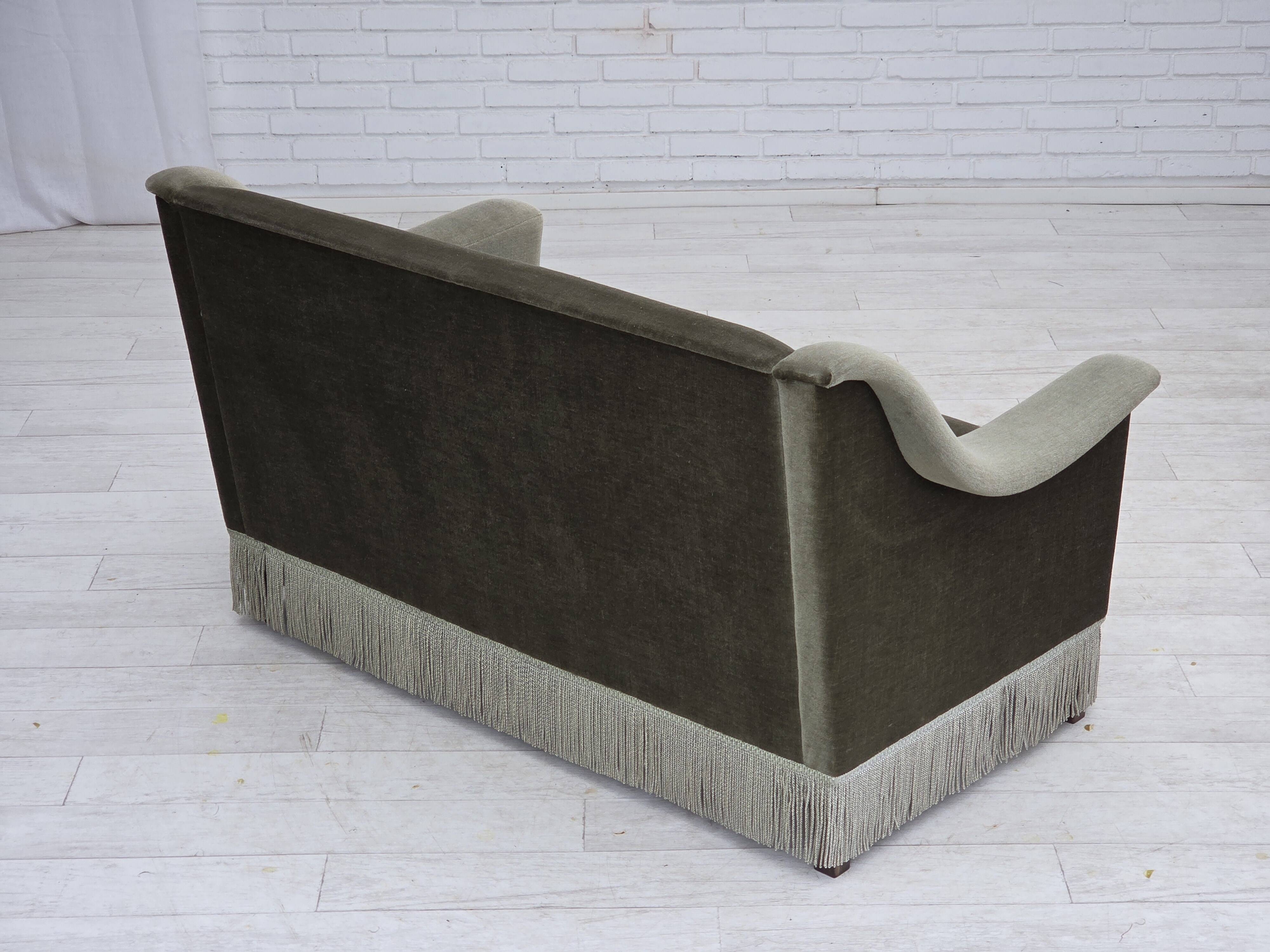 Canapé 2 places danois des années 1970, velours vert, bois de hêtre.