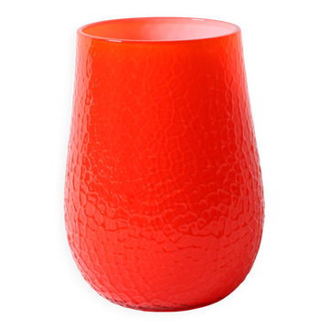 Vase martelé rouge de style mid-century modern : Elme Glasbruk, verre suédois, années 1960.