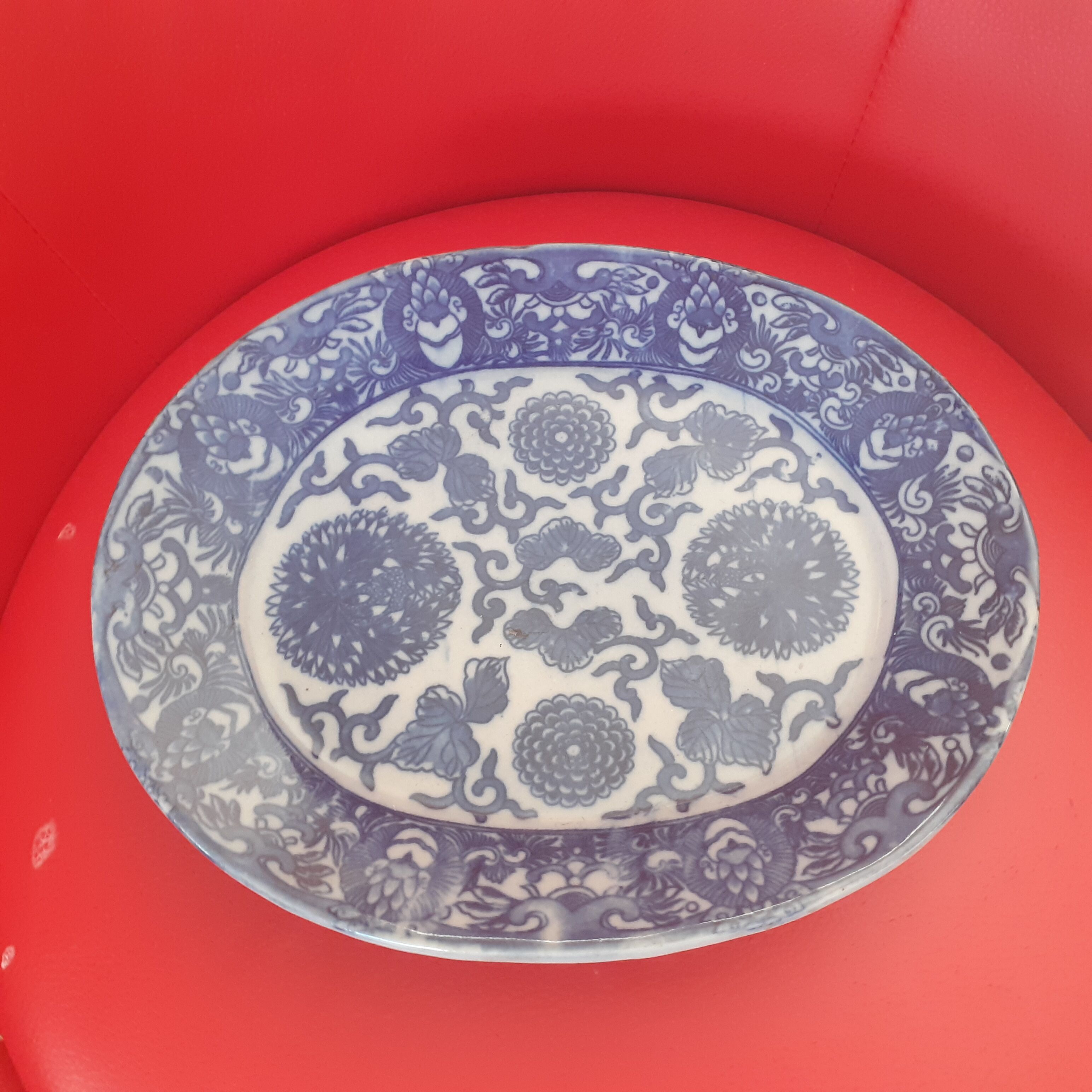Old oval dish. Imari.