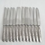 12 antique silver-plated knives with acanthus shell decoration and stainless steel blades.