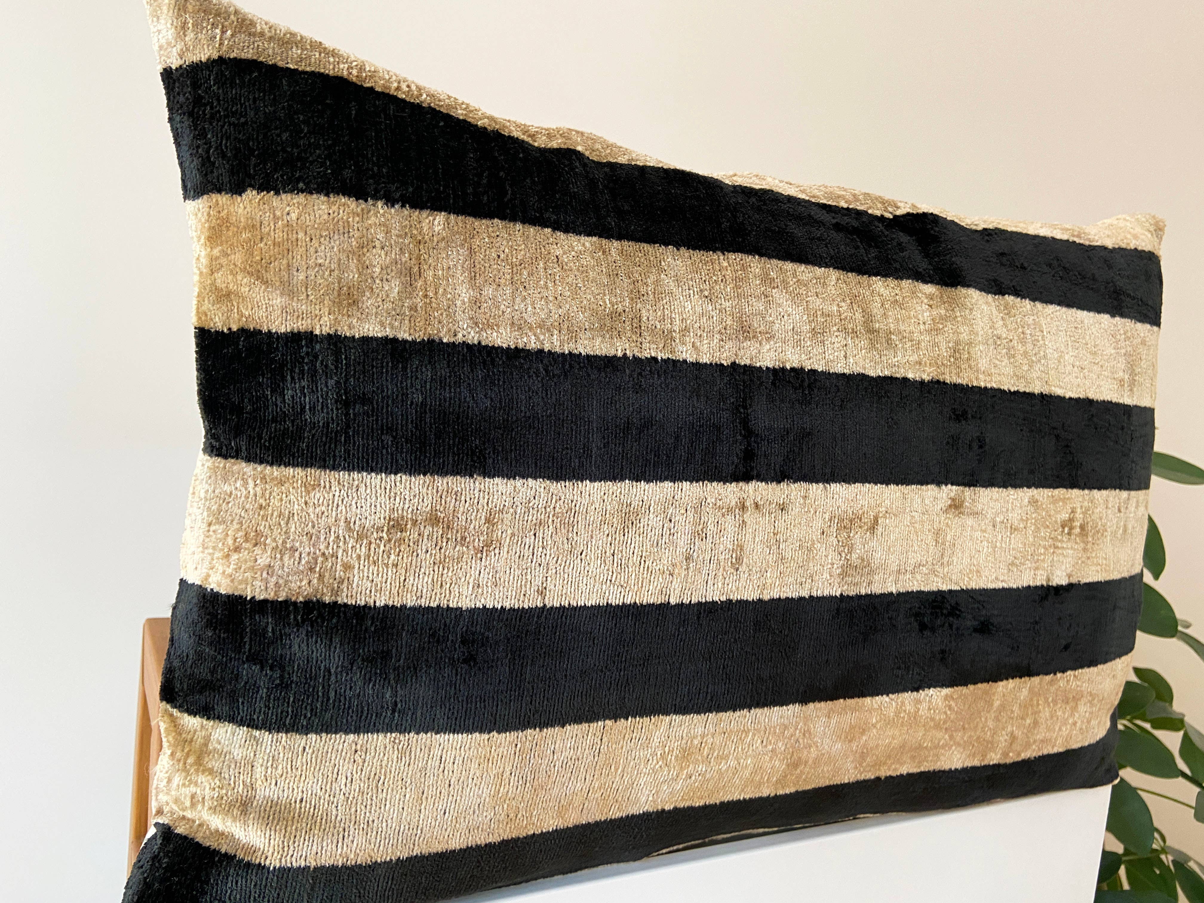 Cushion Ikat velvet black cream