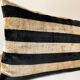Coussin Ikat velours noir crème