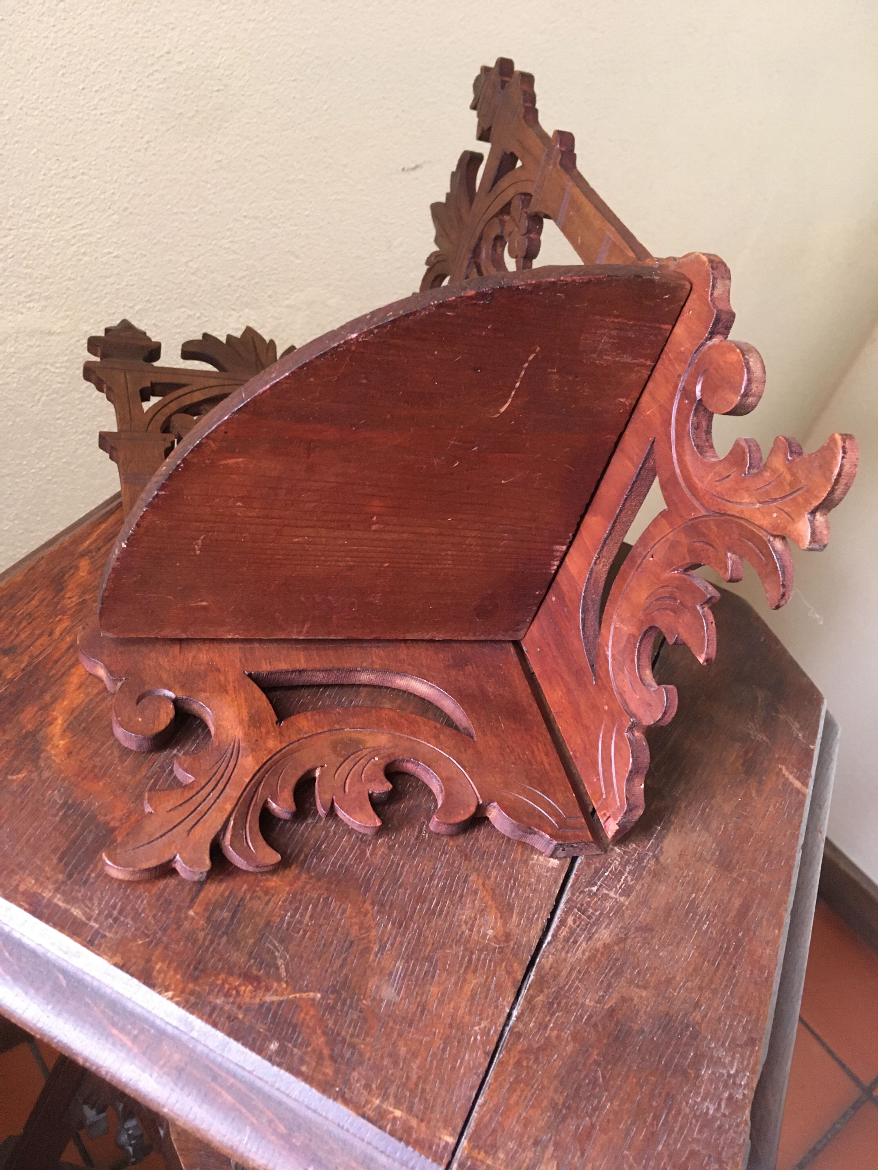 Small corner shelf in solid wood singable foldable art nouveau