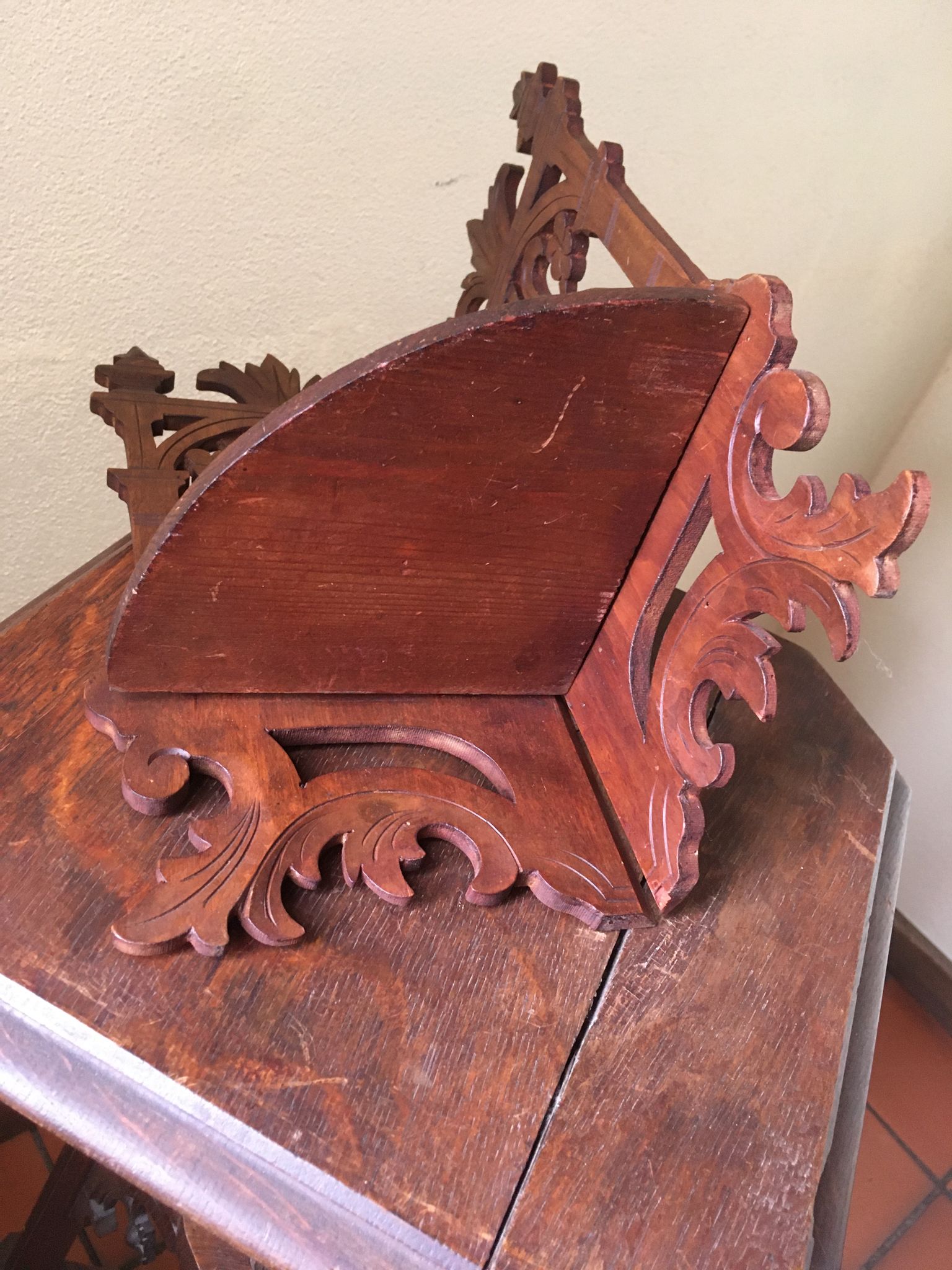 Étagère d'angle en bois massif chantourné pliable art nouveau