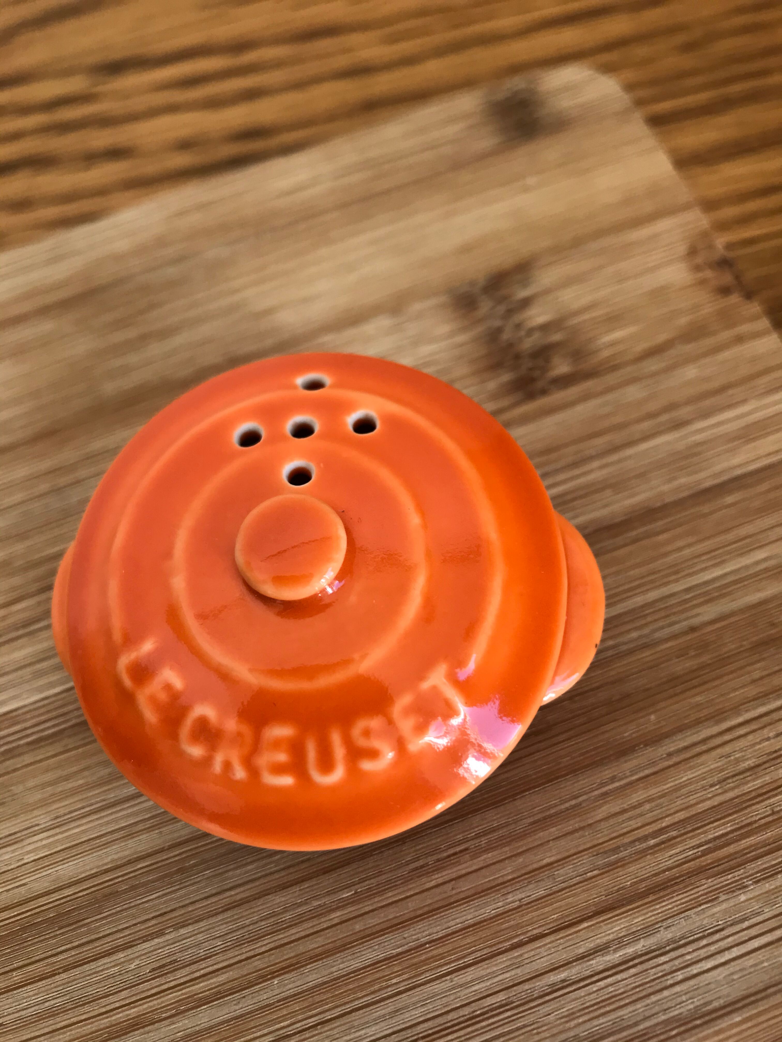 Pepper salt shaker
