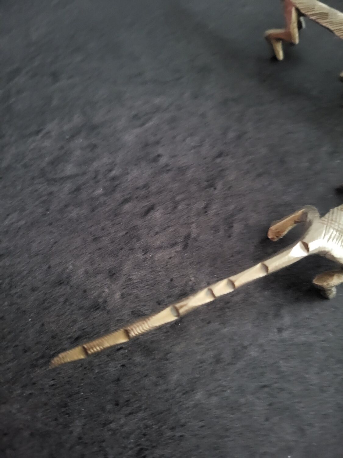 6 vintage knife rests, brass crocodiles, in excellent condition.