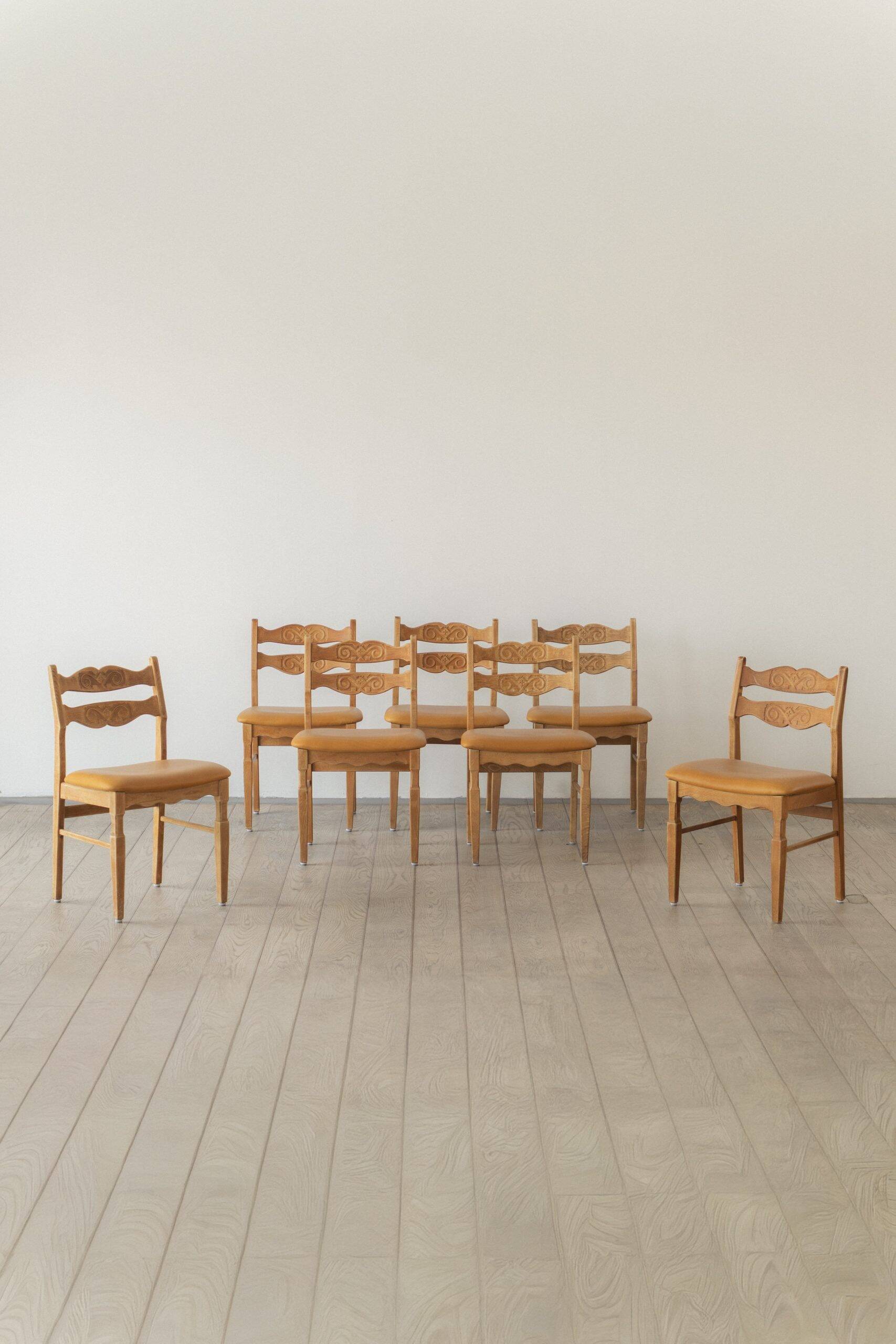 Henning Kjærnulf, chaise de salle à manger en chêne massif (ensemble de sept)