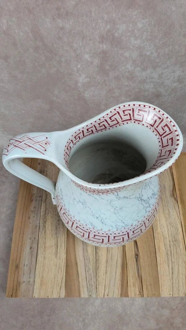Broc de toilette ancien Kg Lunéville modèle Athènes décor rouge – grand format