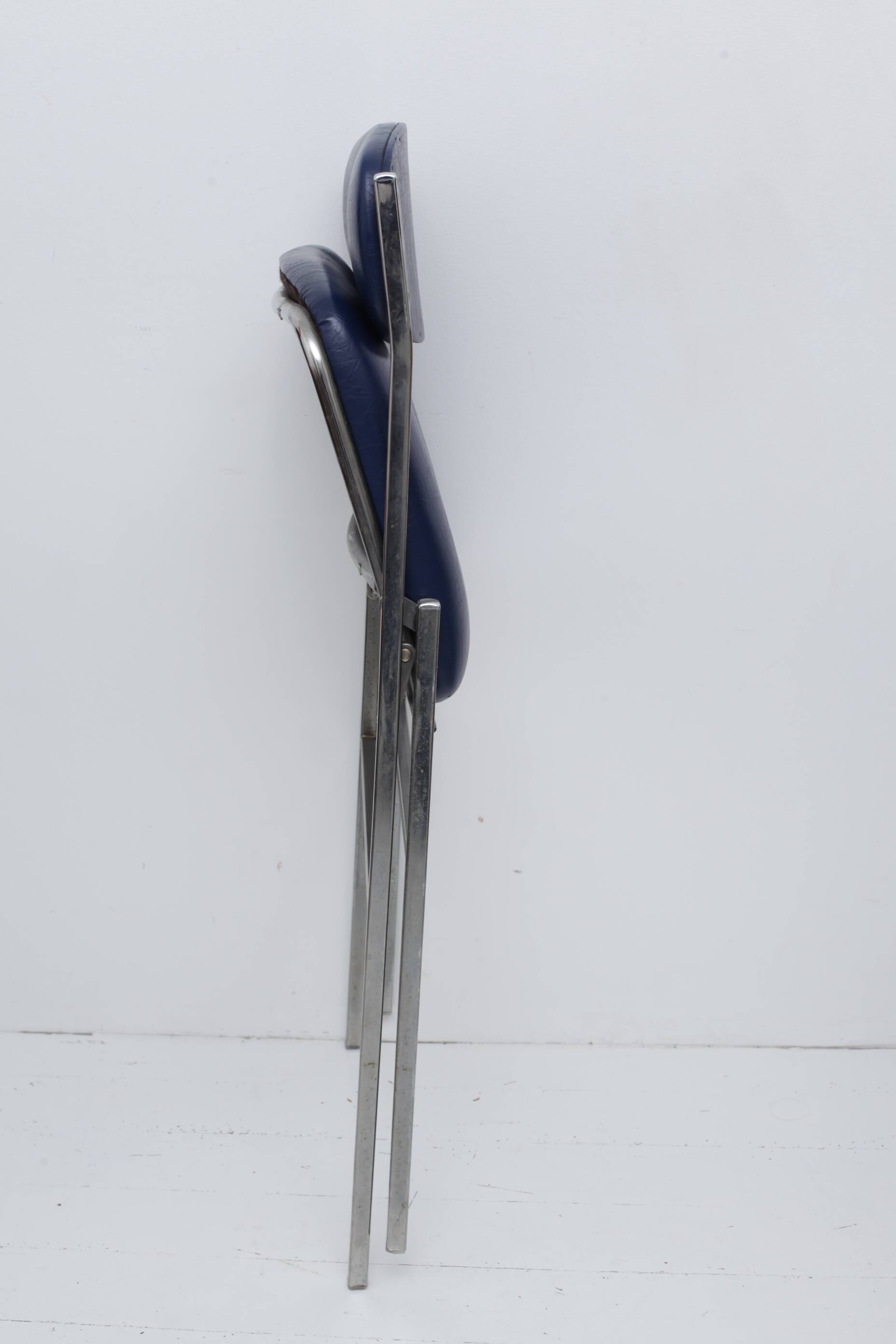 Chaise pliable skaï bleu pieds chromés