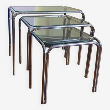 Tables gigognes en métal chromé et verre