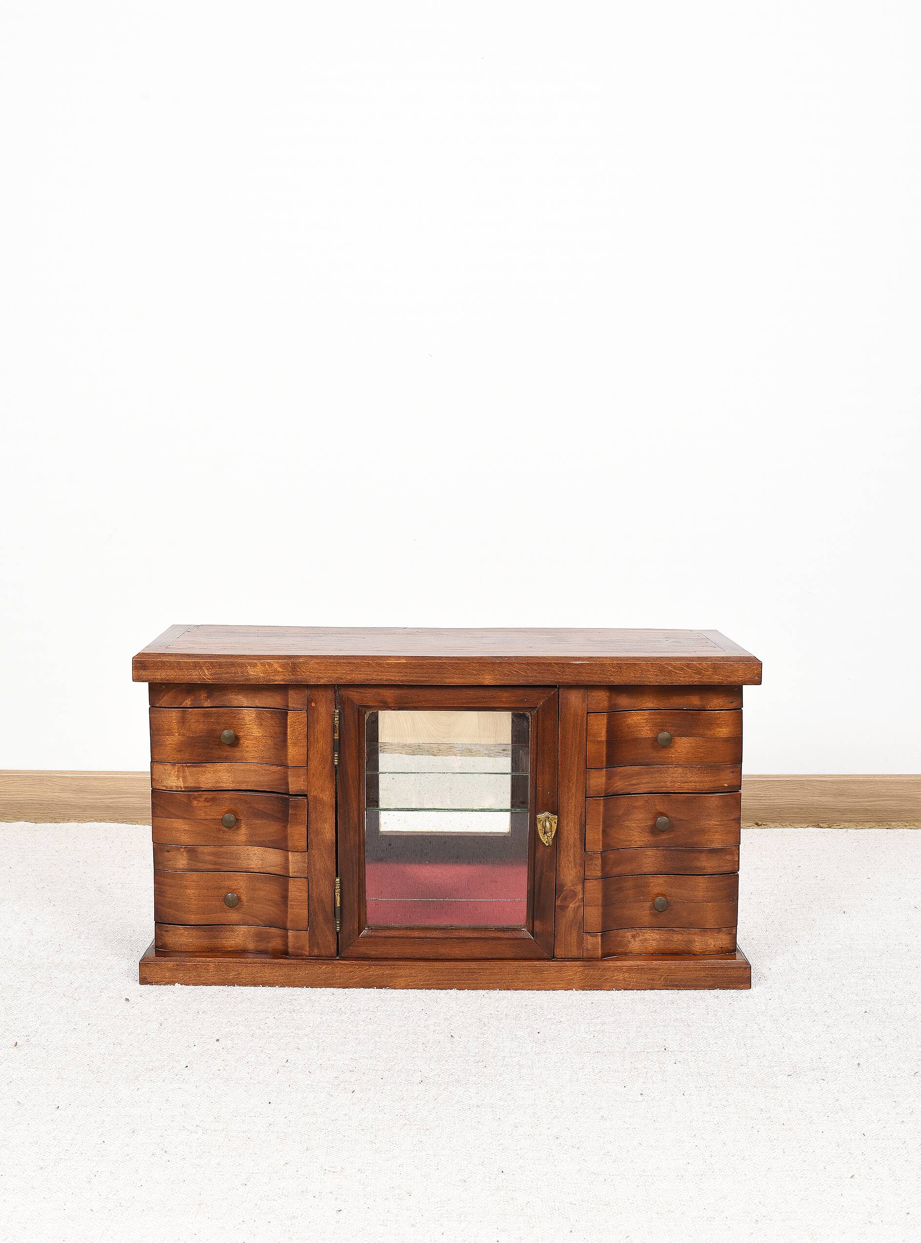 Meuble à bijoux avec 6 tiroirs et vitrine.