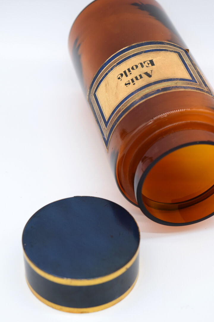 Pharmacy/apothecary old amber glass pot