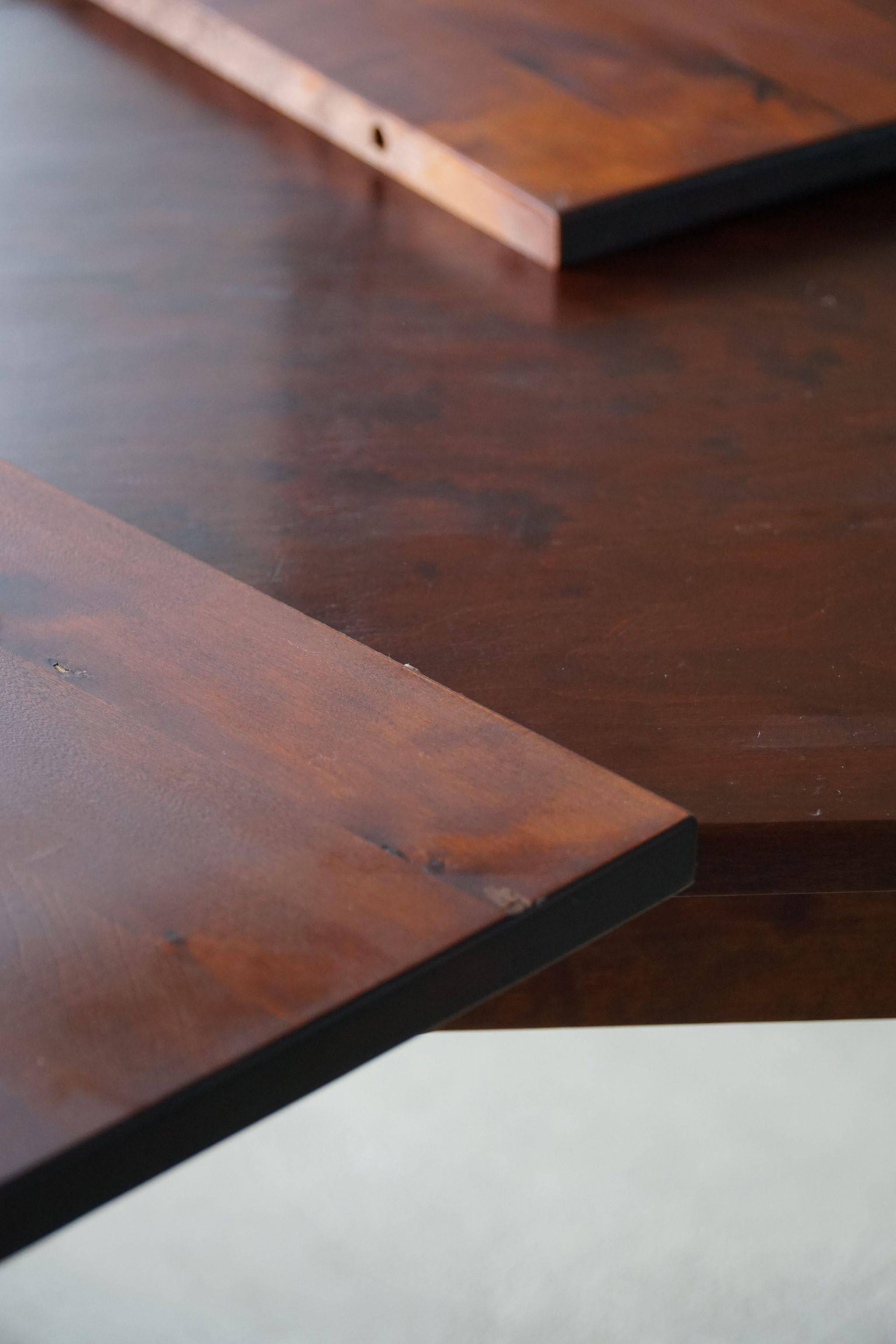 Moderne scandinave, table en hêtre avec pieds en forme de massue, Arnold Madsen, fabriquée dans les années 1940