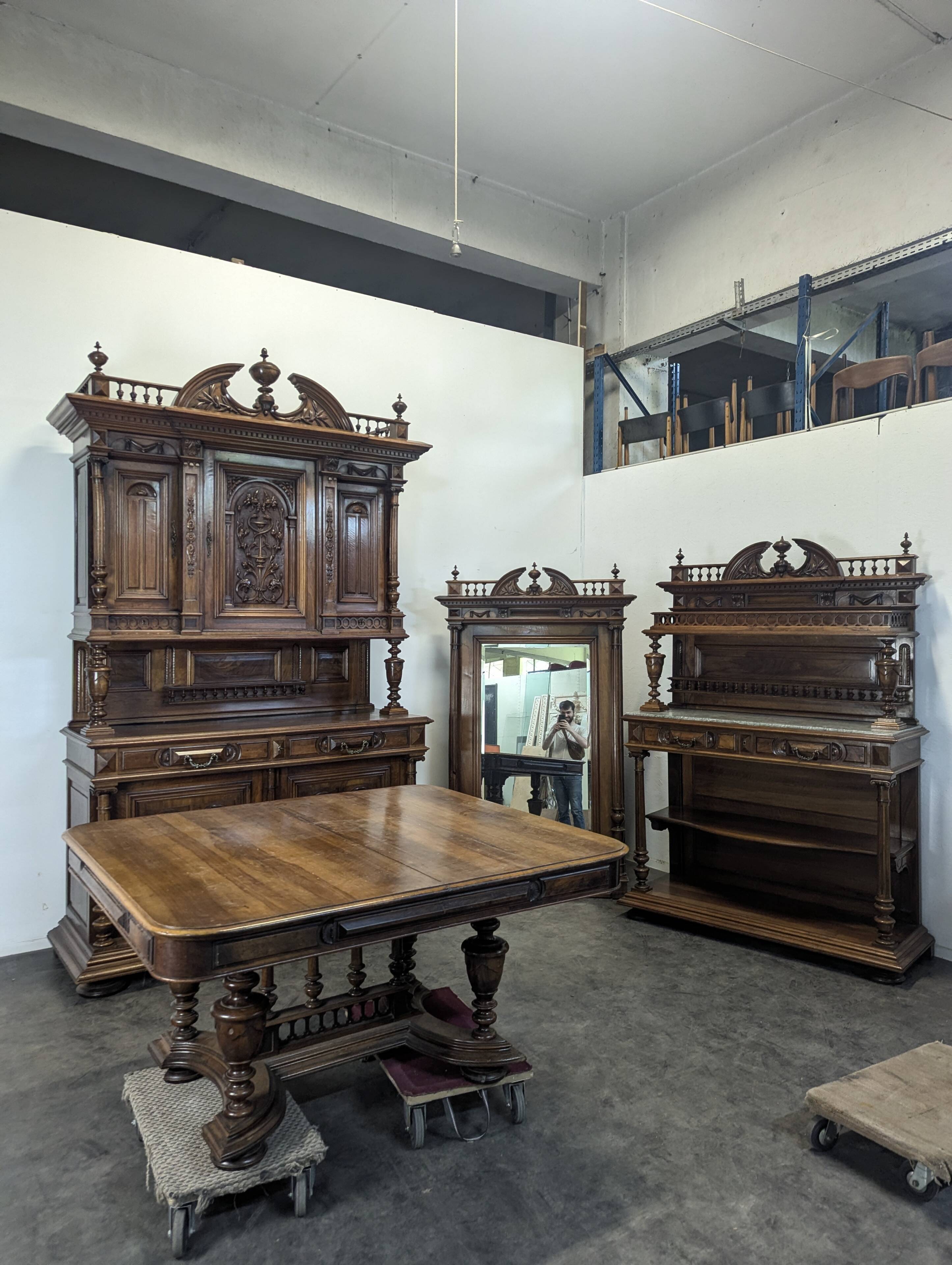 Large Renaissance-style mirror in solid walnut