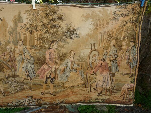 Tapisserie tenture murale scène galante du milieu du siècle