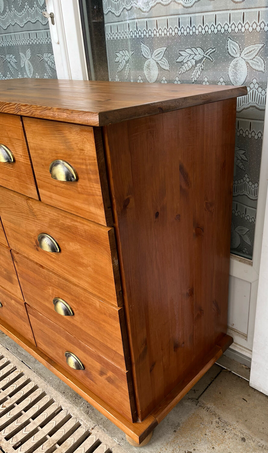 Storage cabinet with drawers