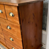 Storage cabinet with drawers