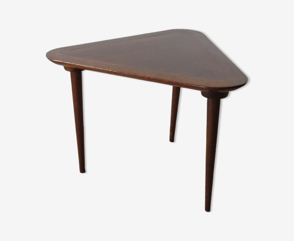 Table d’appoint en acajou triangle à trois pattes des années 1950