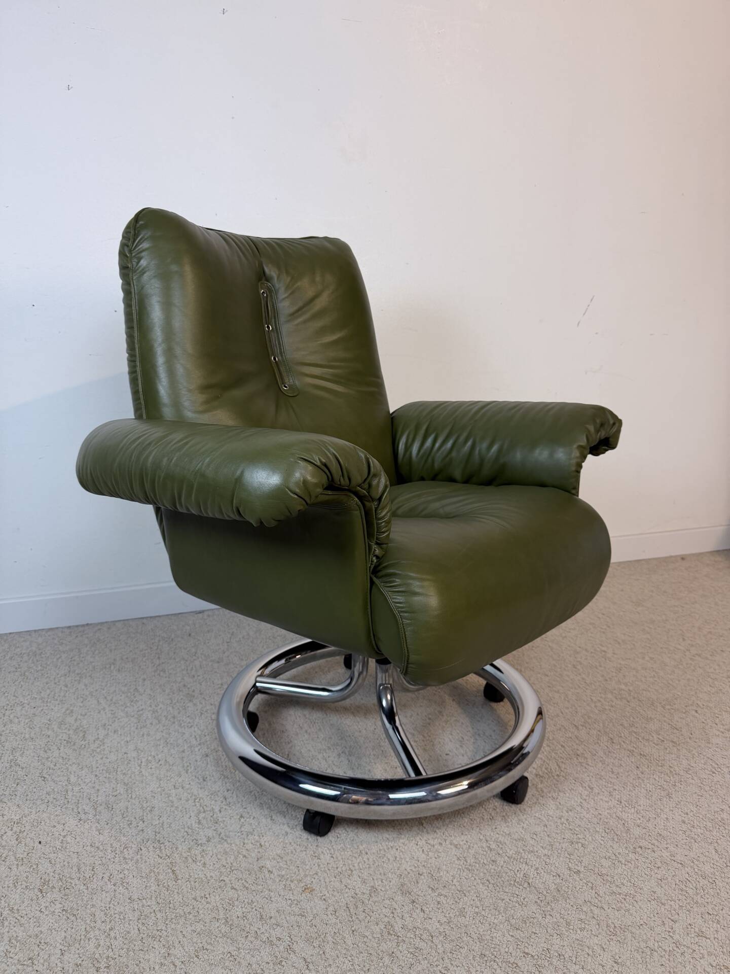 Italian executive armchair attributed to Guido Faleschini for i4 Mari.