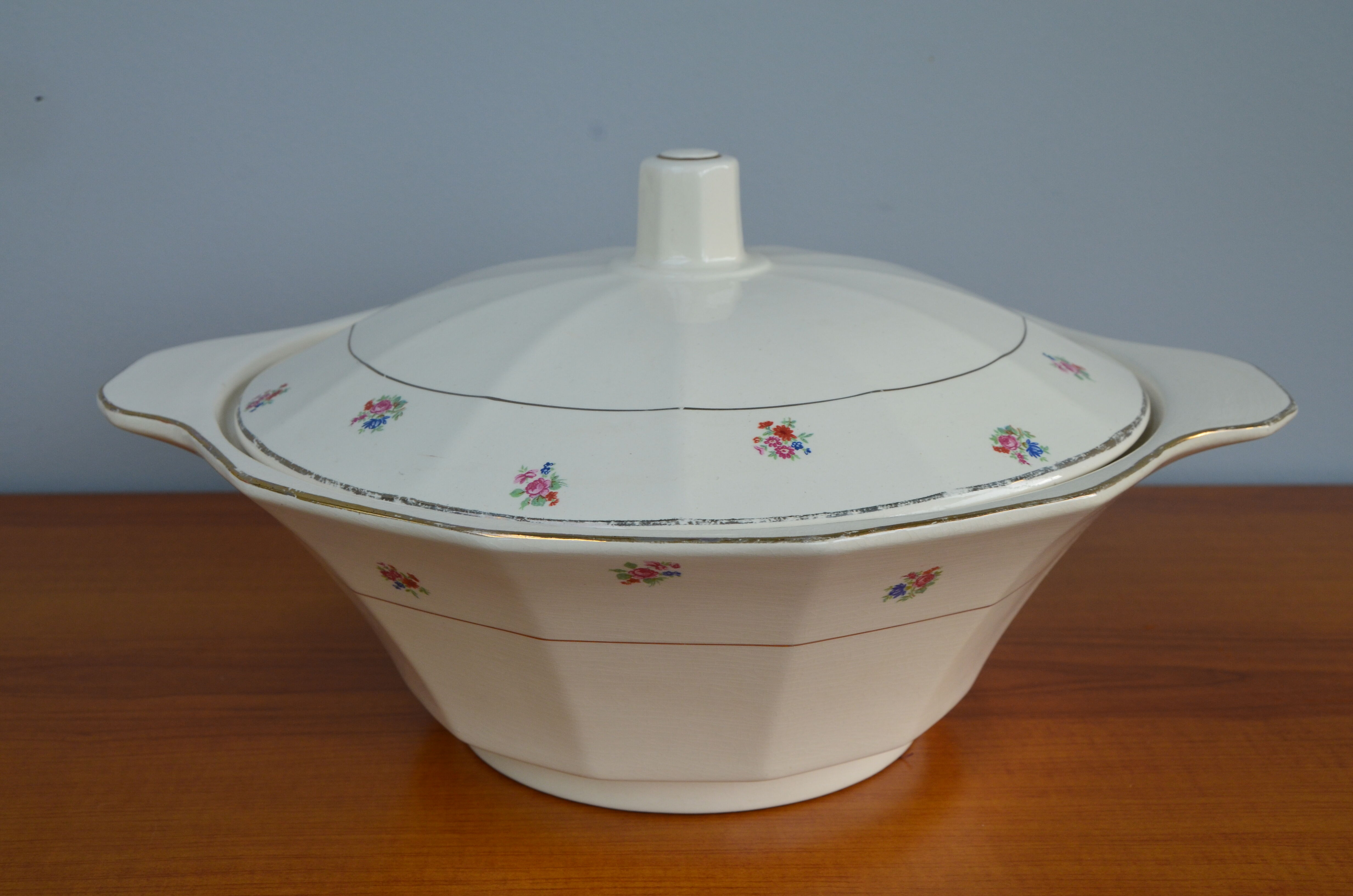 Sarregemines soup tureen, floral motif