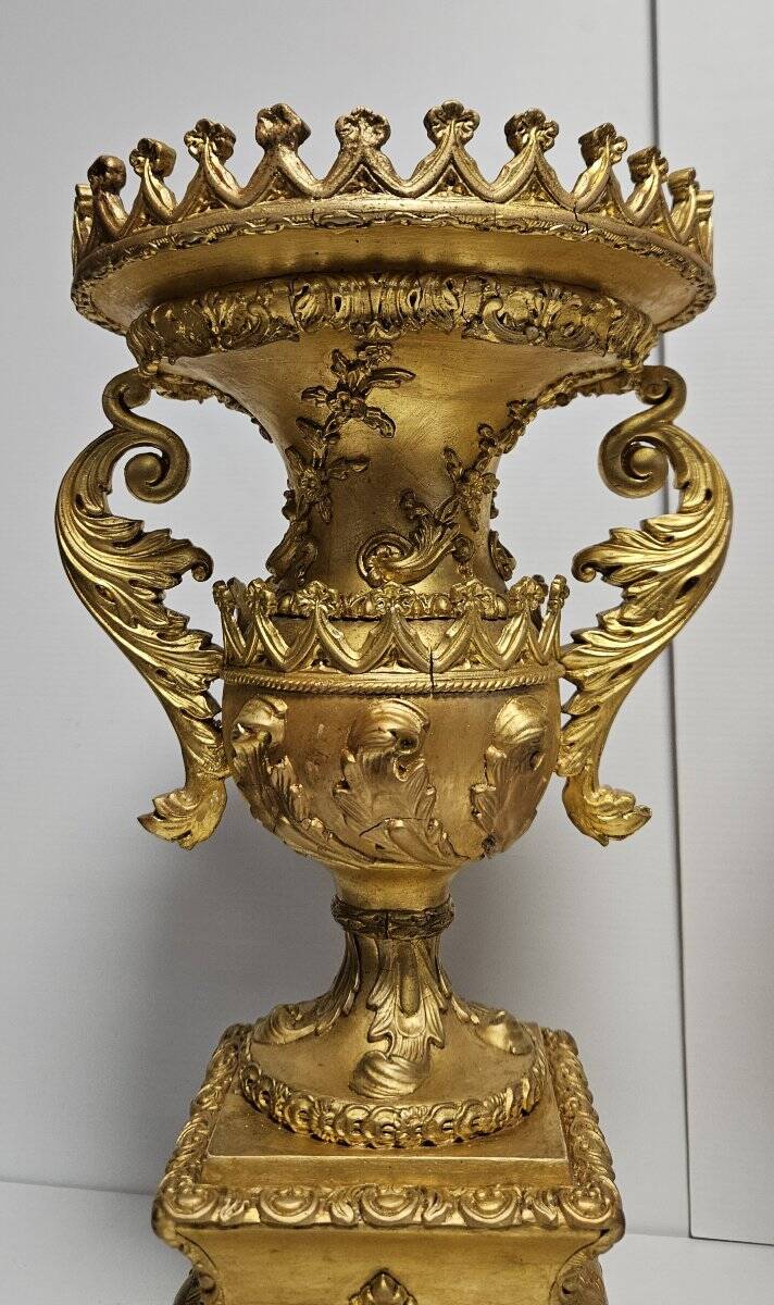 Paire de vases en bois sculpté et doré, au style raffiné inspiré de l'empire