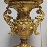 Paire de vases en bois sculpté et doré, au style raffiné inspiré de l'empire