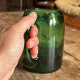 Tasse, chope en verre vert bouteille