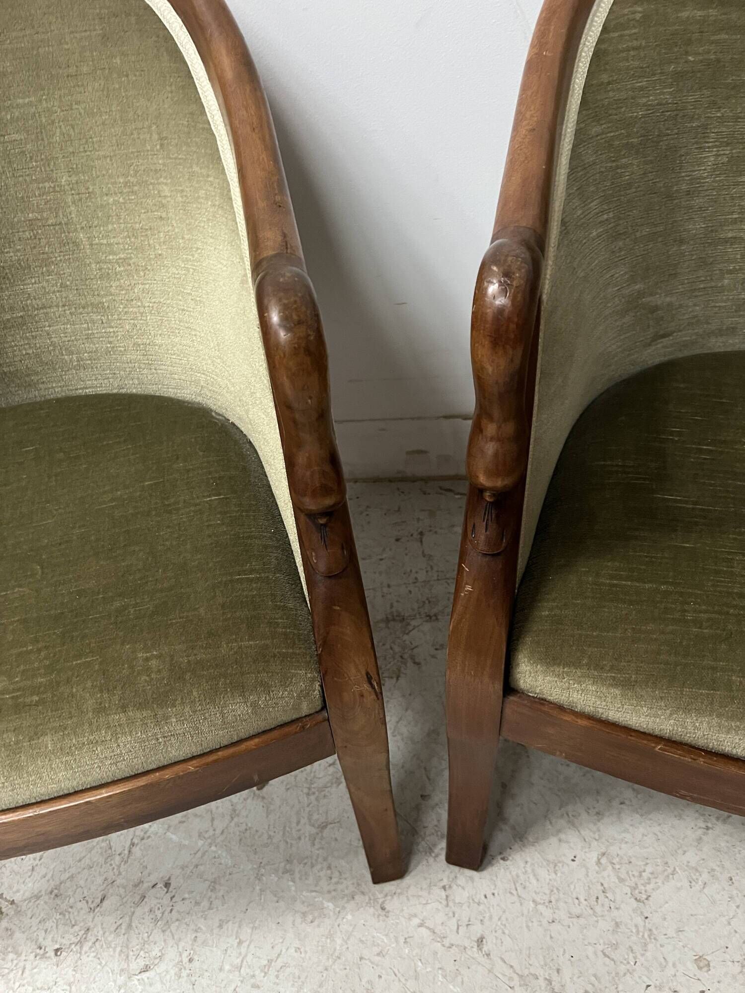 Paire de fauteuils de style gondole a col de cygnes XX siècle